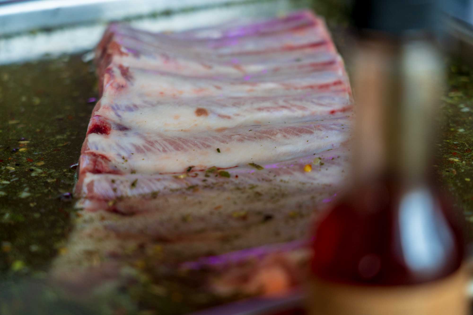In der Brine die Rippchen 12 - 24 Stunden ziehen lassen