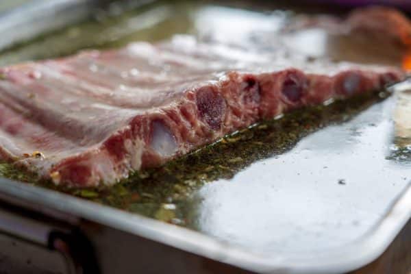 Rippchen schwimmen in der Brine mit Liquid Smoke