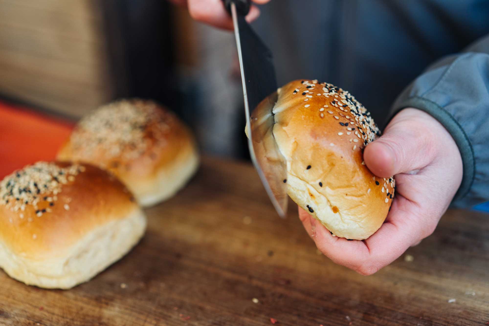 Für den Stuffed Cheeseburger werden Burger Brötchen mit einem Messer aufgeschnitten