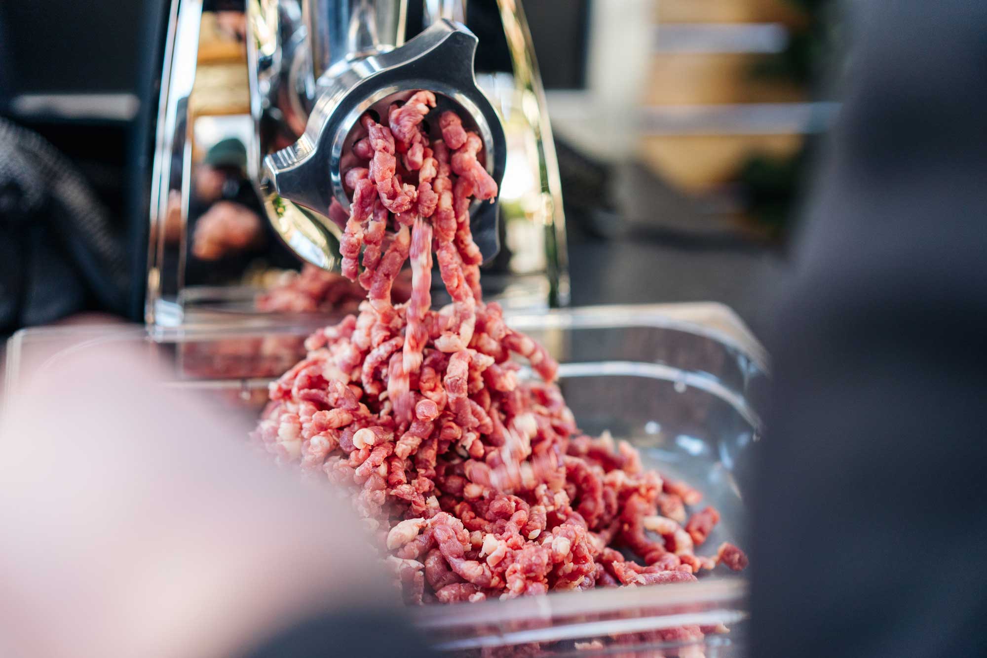 Das Fleisch wird mit einer 8 mm Lochblende gewolft