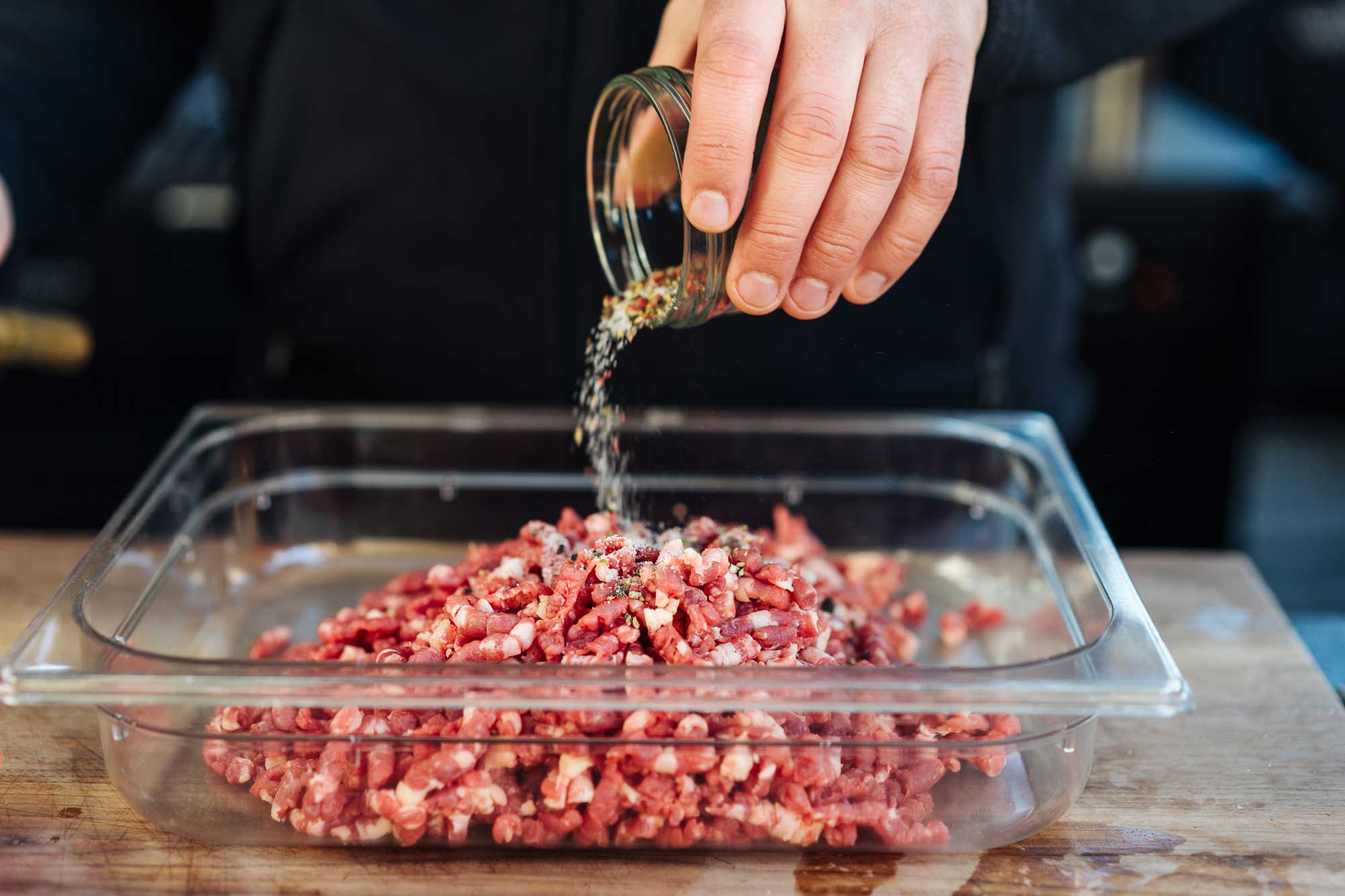 Das fertige Hackfleisch wird mit Salz und Pfeffer gewürzt