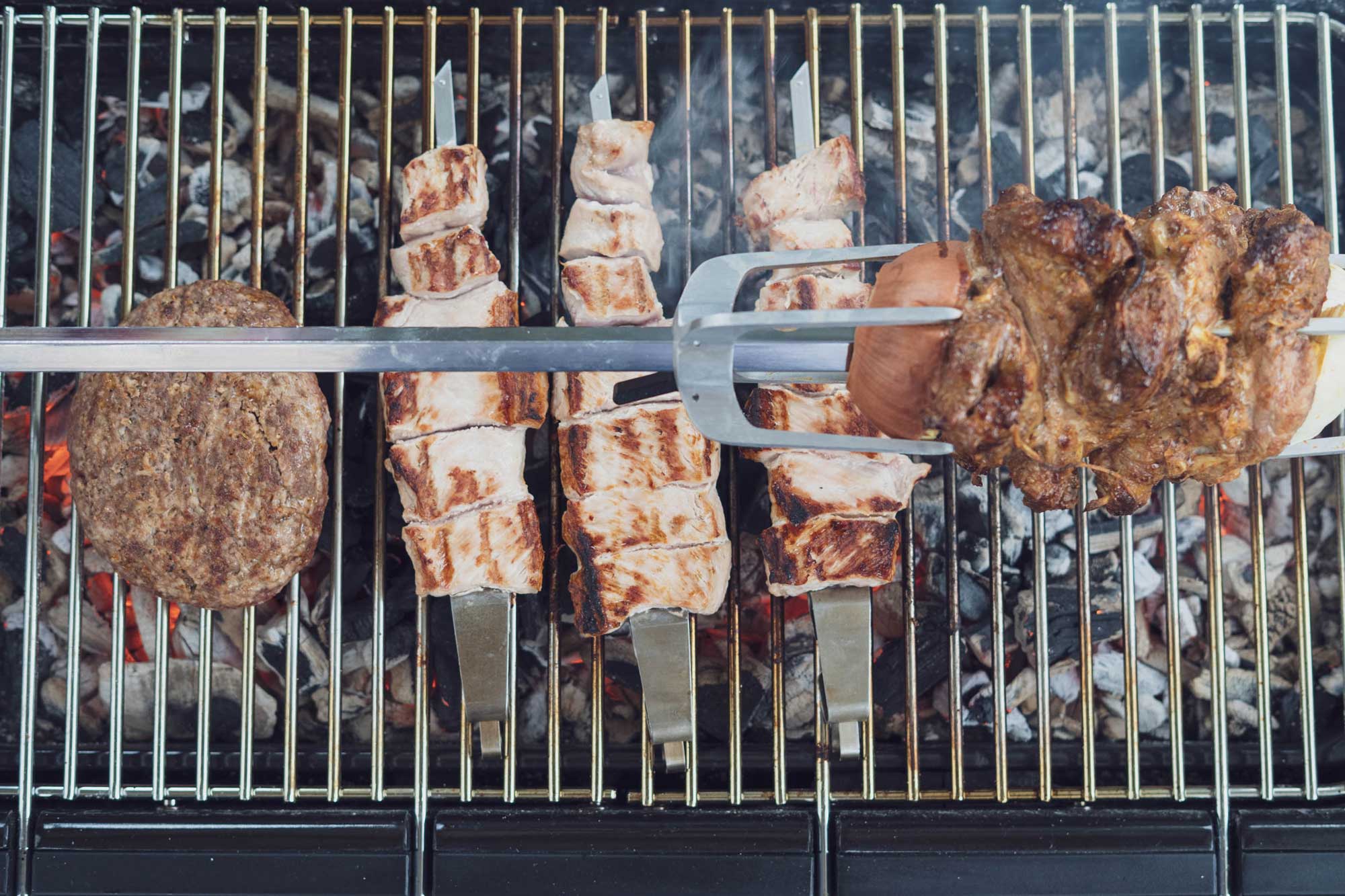 Die Souvlaki Spieße dürfen nicht zu lange gegrillt werden