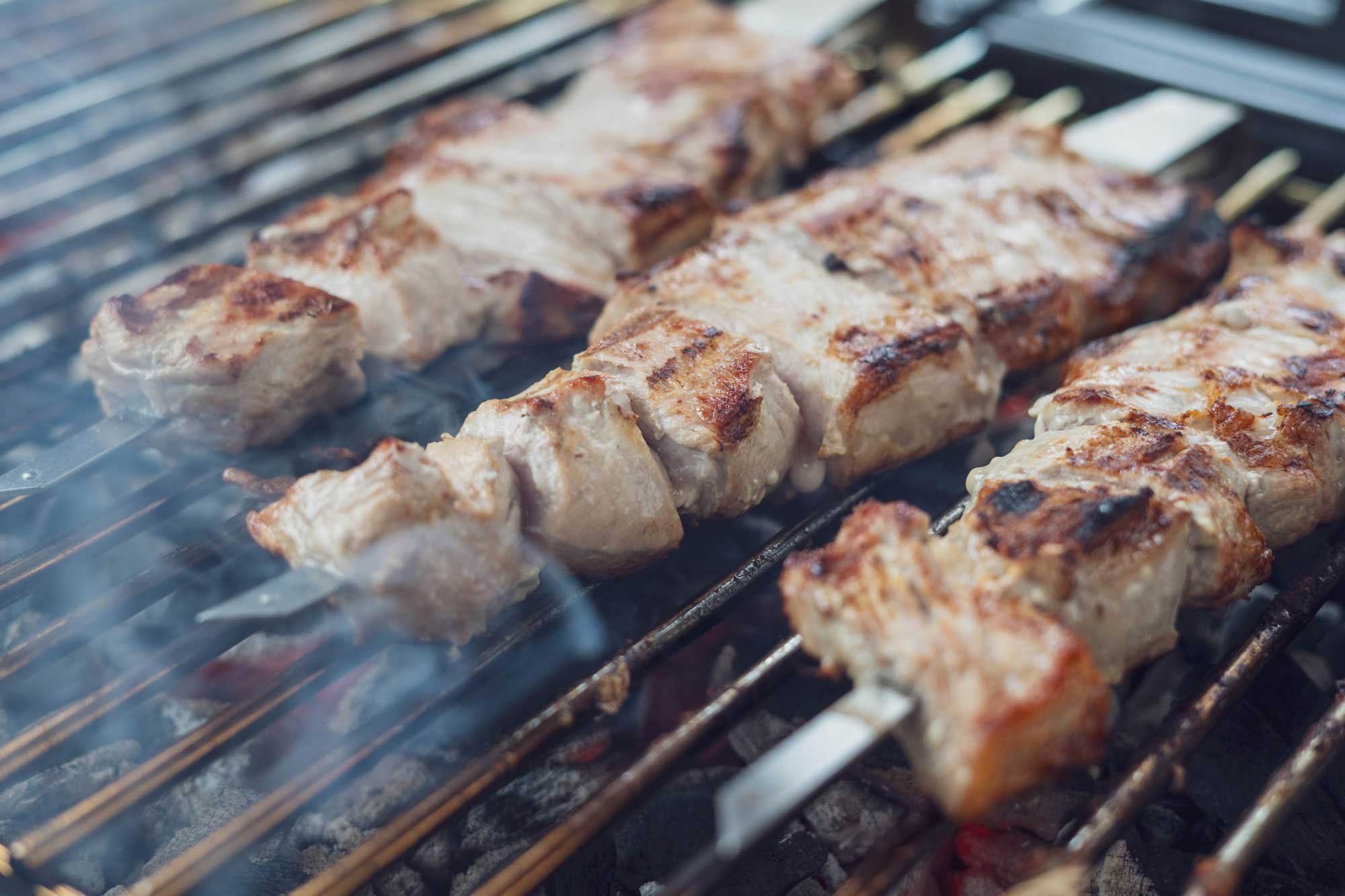 Die Souvlaki Spieße sind fast fertig gegrillt