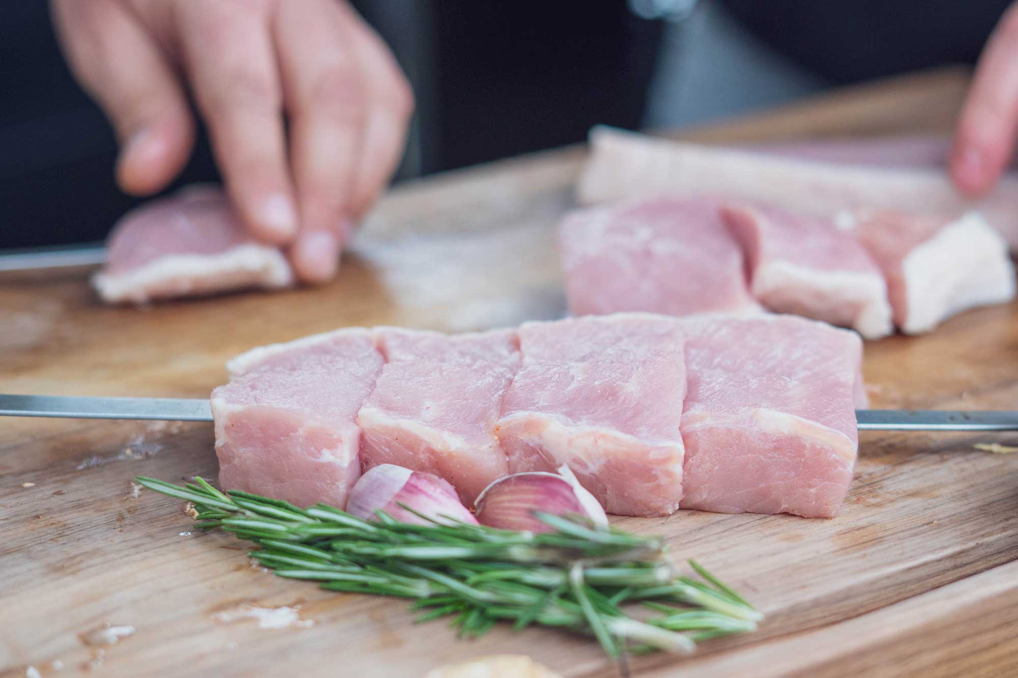 Souvlaki Rezept - die Spieße werden aus Schweinelachs zubereitet
