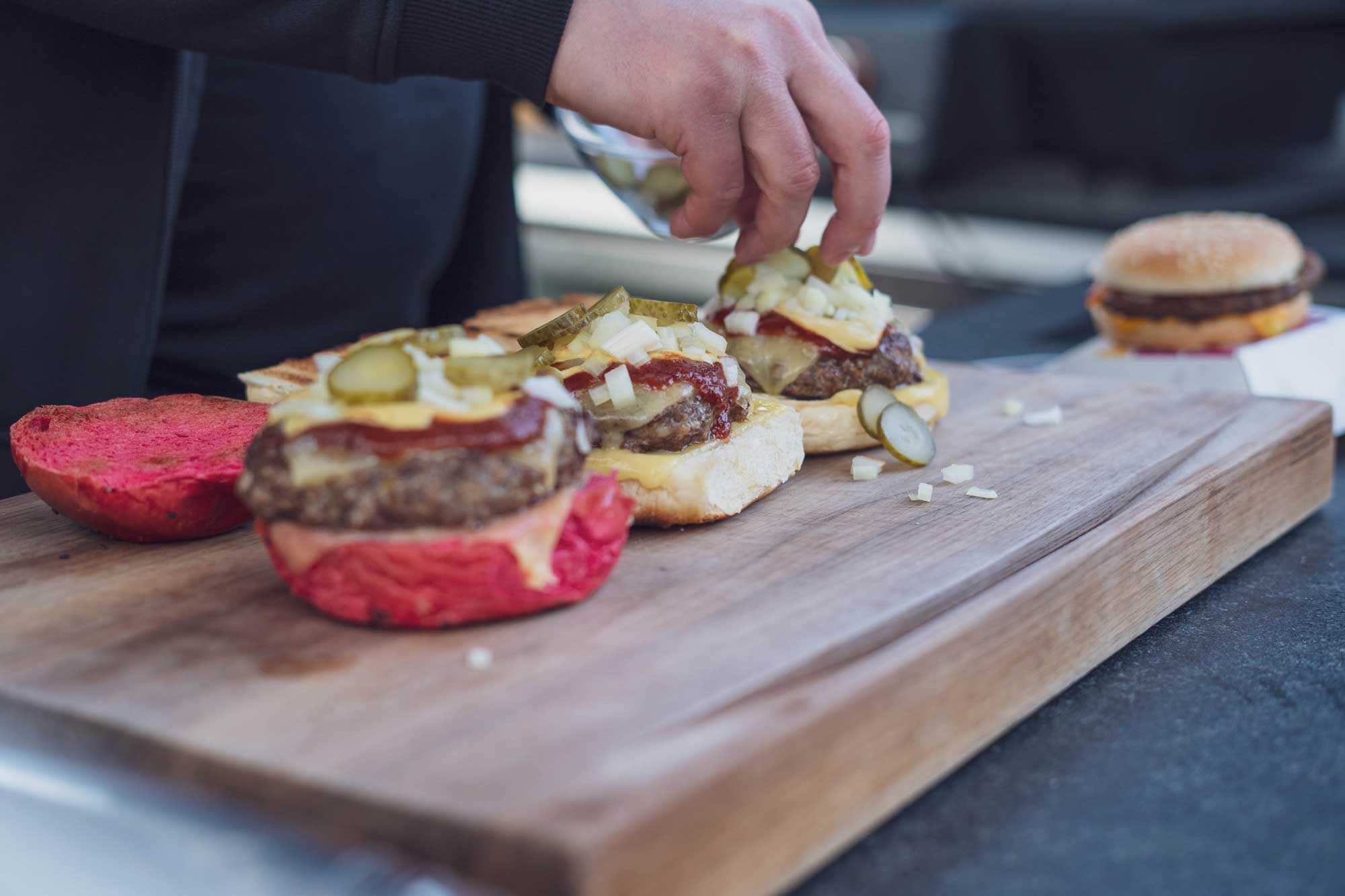 Mit Liebe wird der Hamburger Royal Käse belegt