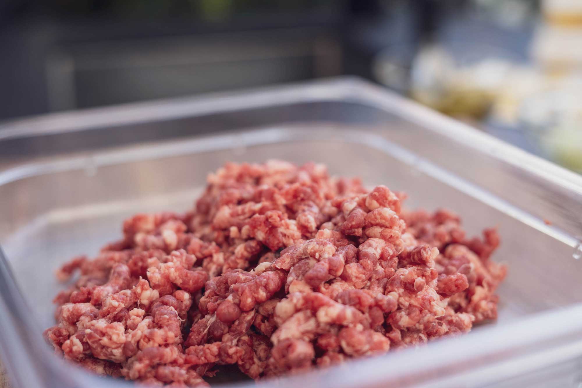Das Hackfleisch ist sehr grob gewolft, so hat der Burger mehr Struktur