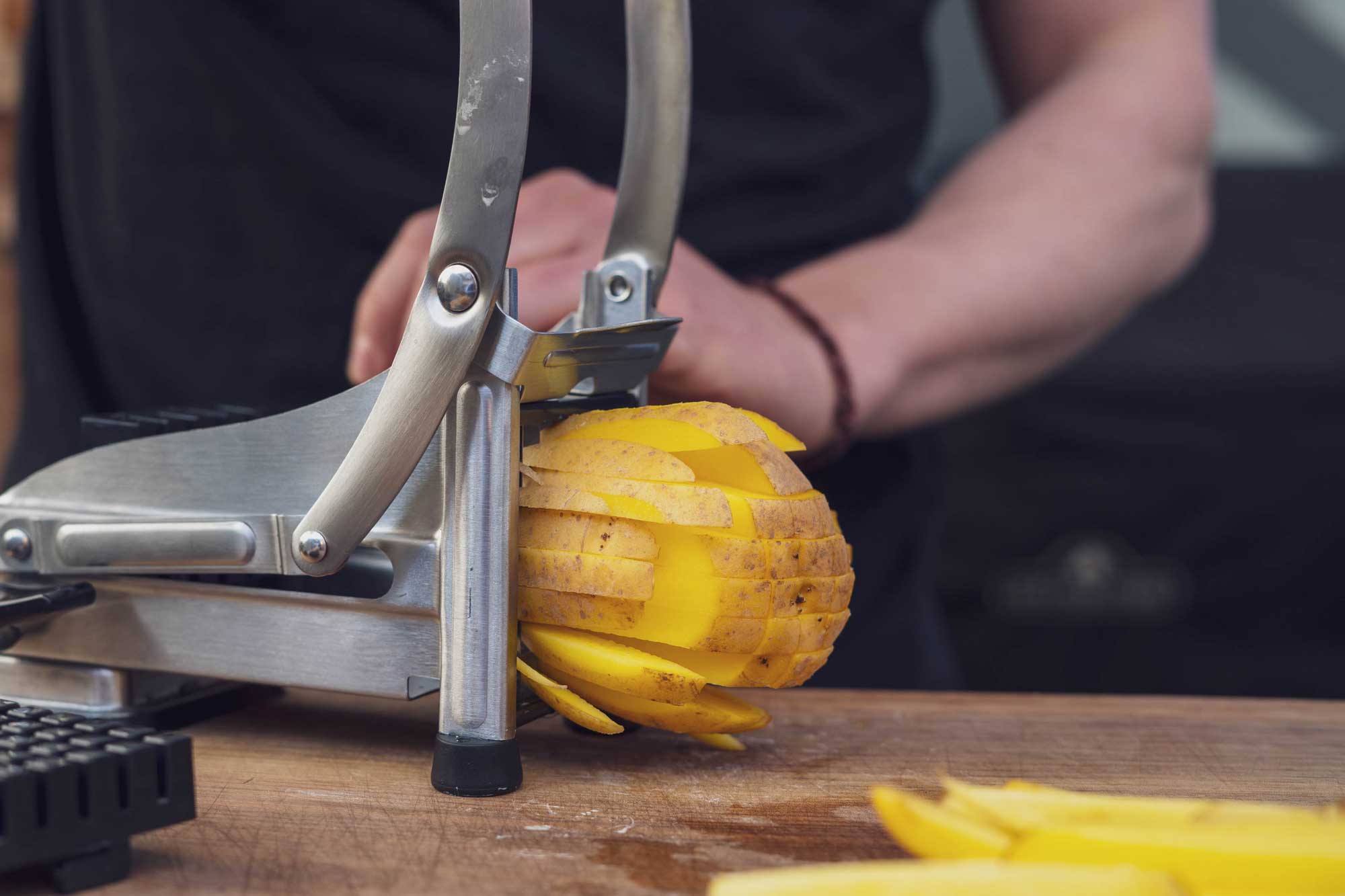 Kartoffeln für Pommes in Streifen schneiden