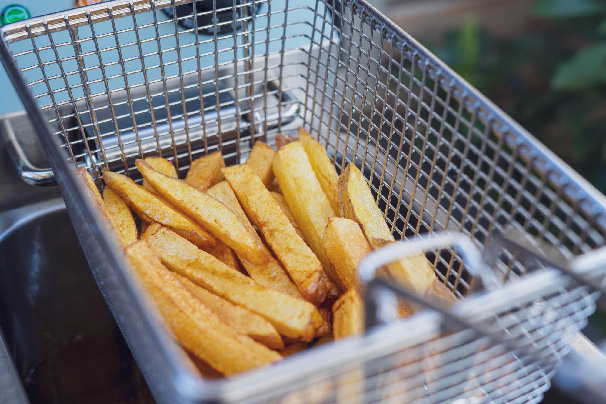 Fertige gold-gelbe knusprige selbst gemachte Pommes
