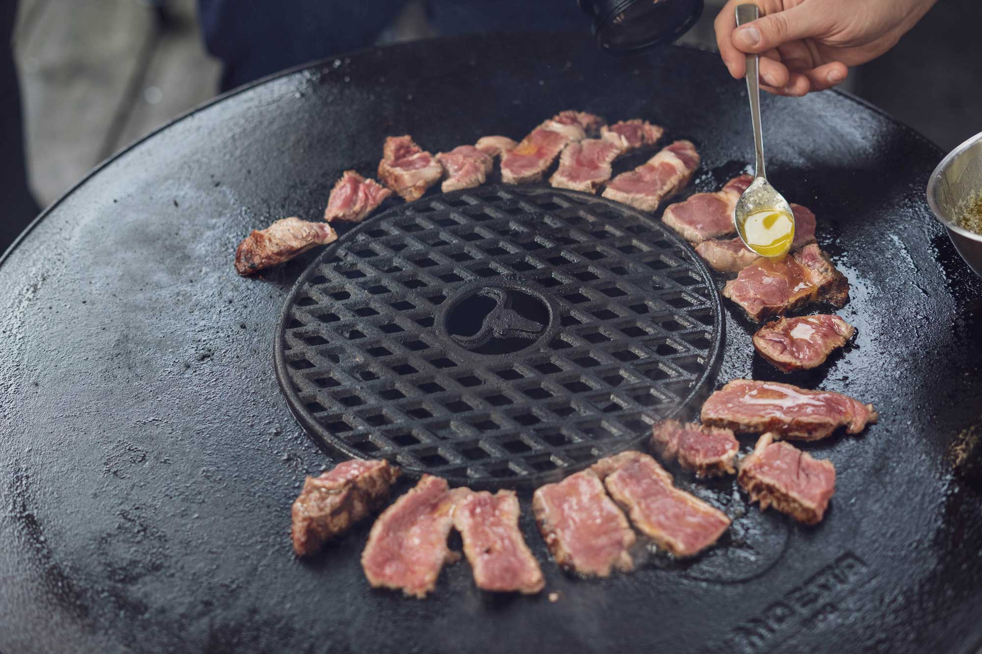 ... und jede Scheibe einzeln scharf angebraten. Die Butter wird darüber gegossen