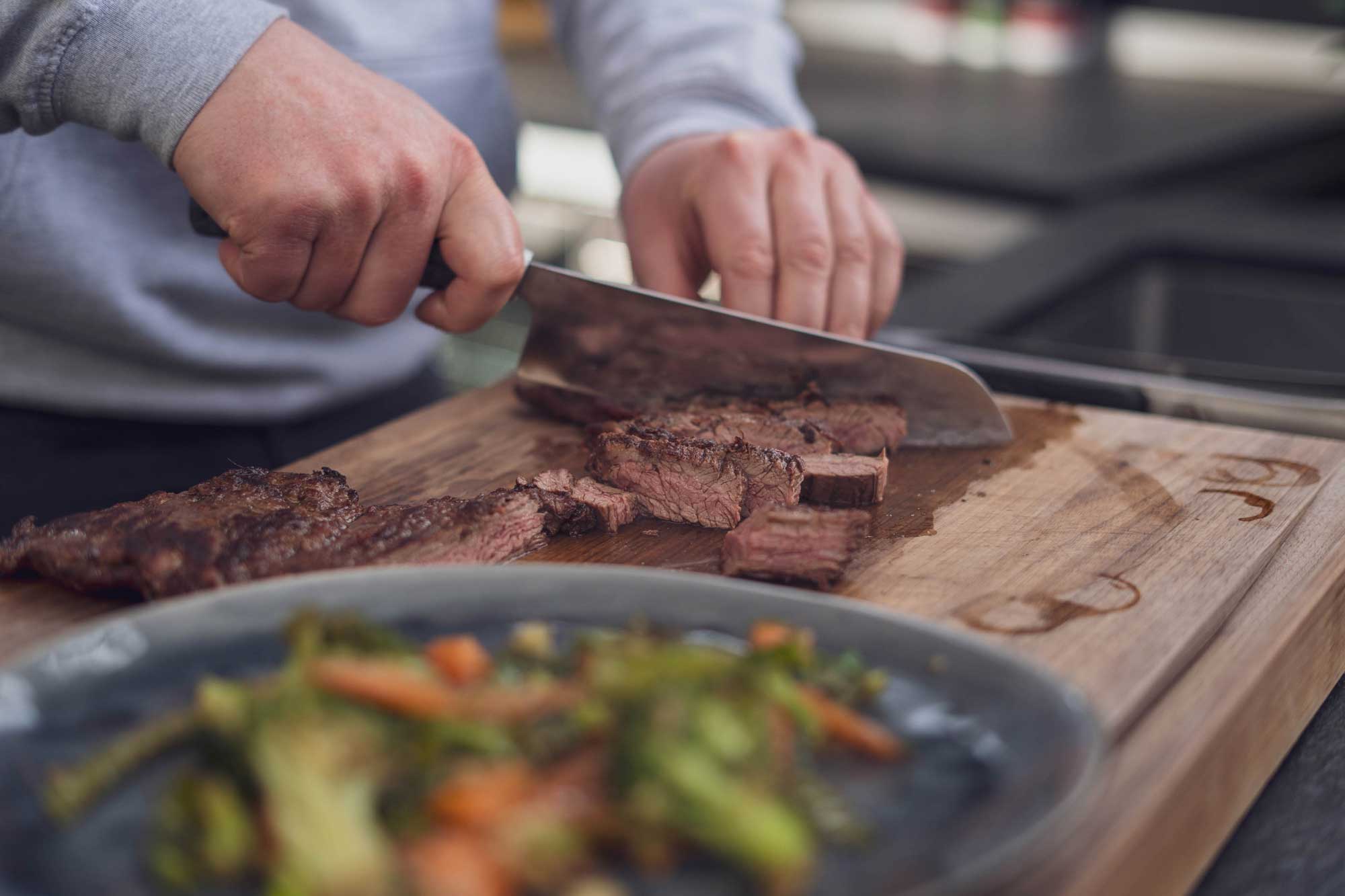 und aufschneiden. Fertig ist das Flap Steak mit Asia Wok Gemüse