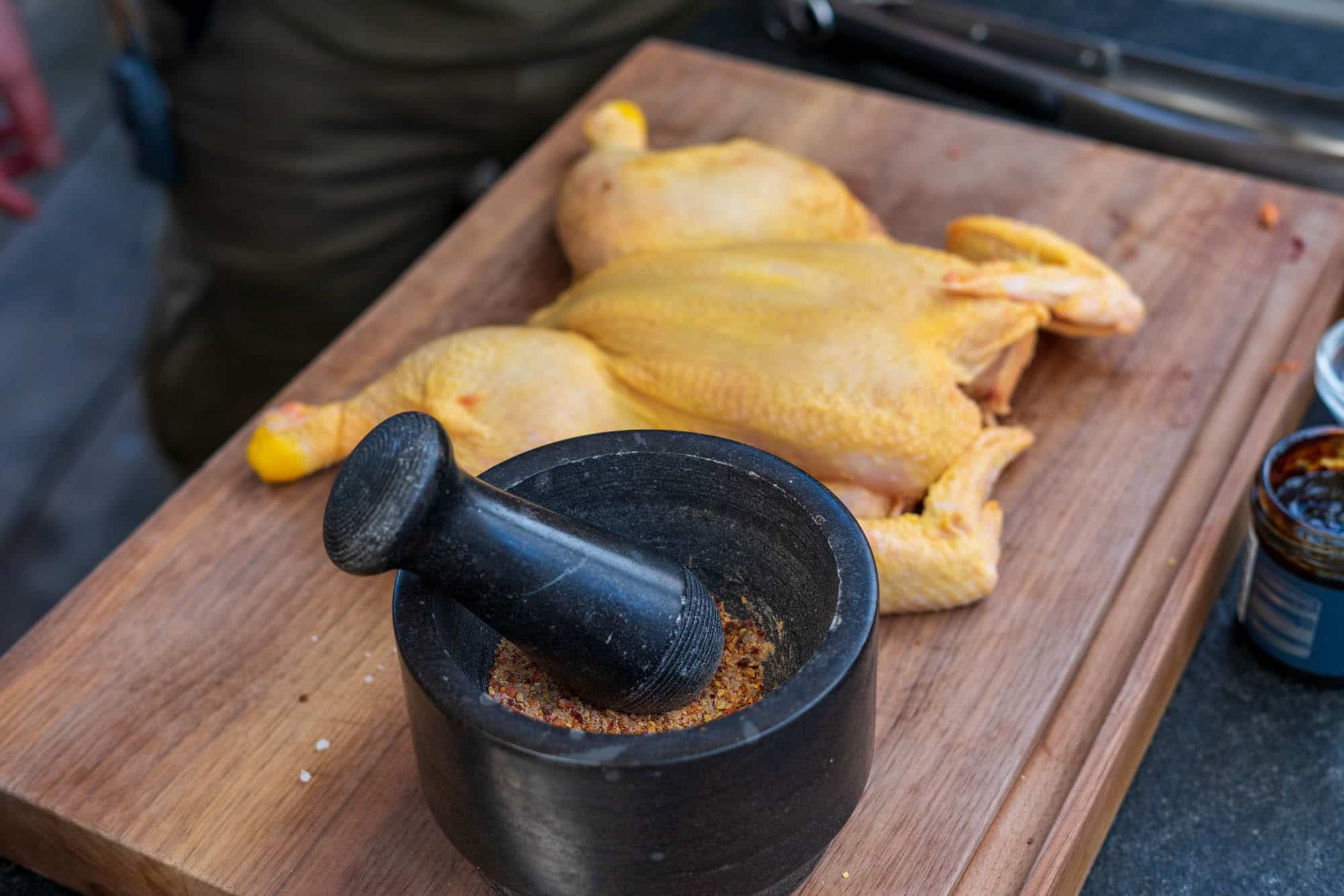 Ganzen Hähnchen vorm grillen gut würzen