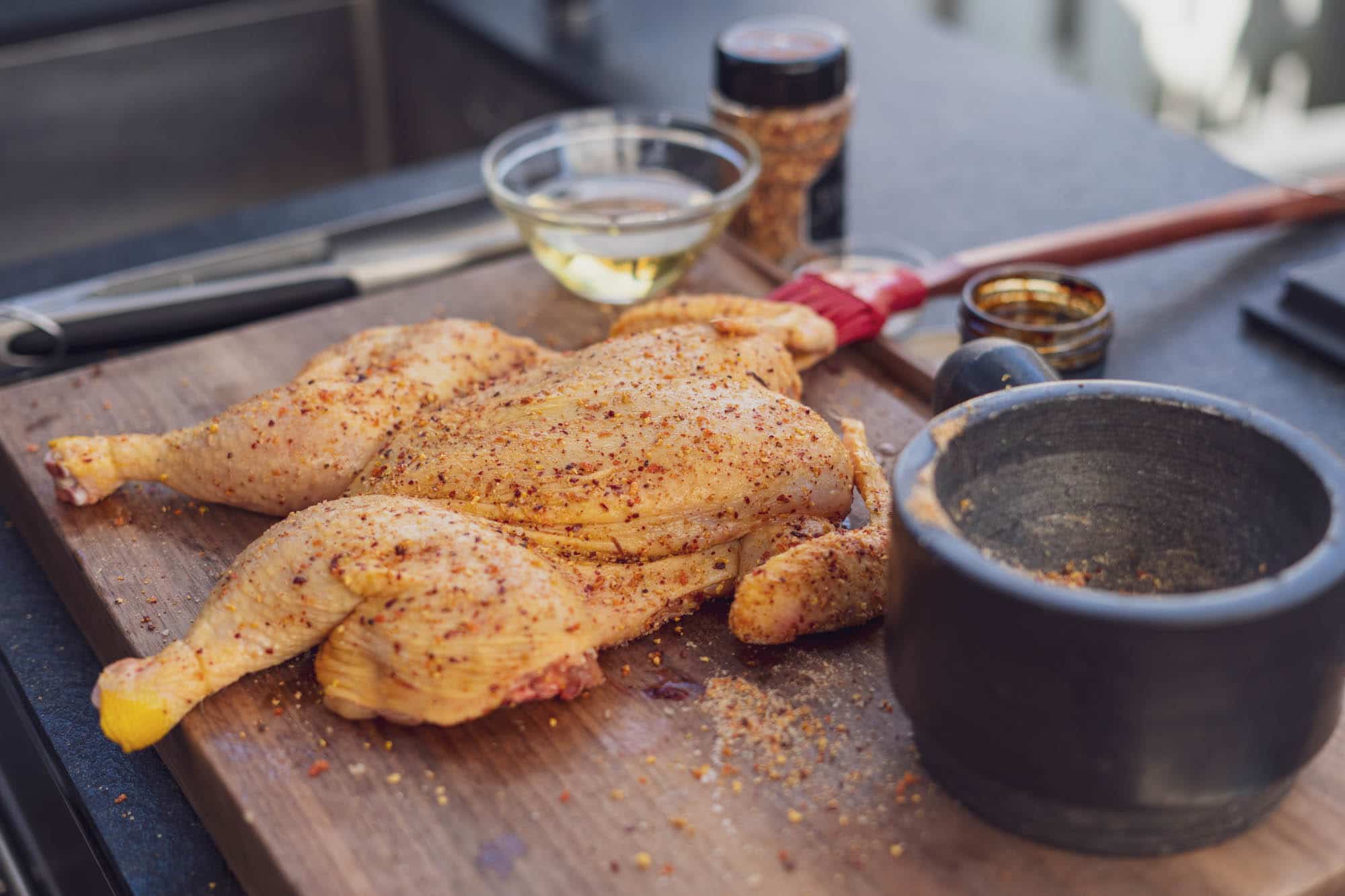 Hähnchen auf den Grill legen