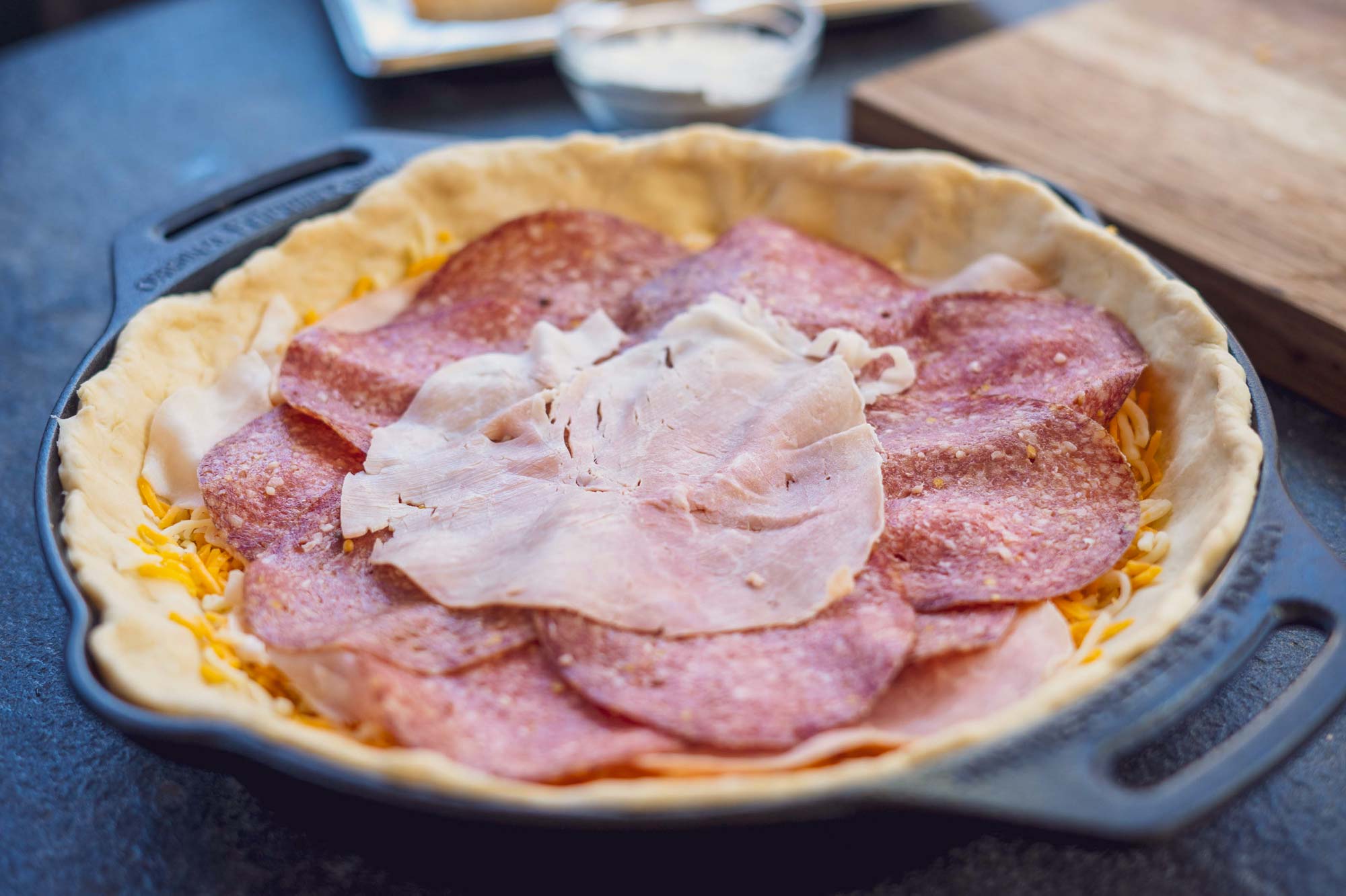 Dann die Salami und weiterer Belag