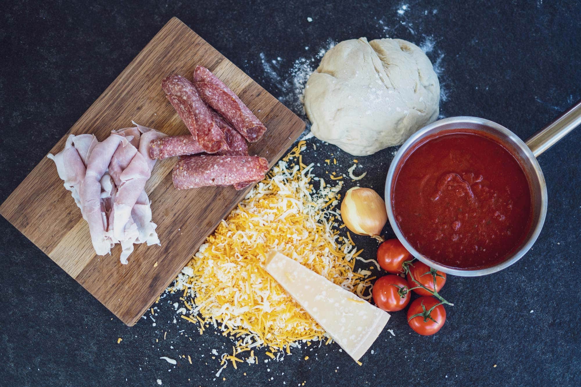 Die Zutaten für den Pizzakuchen