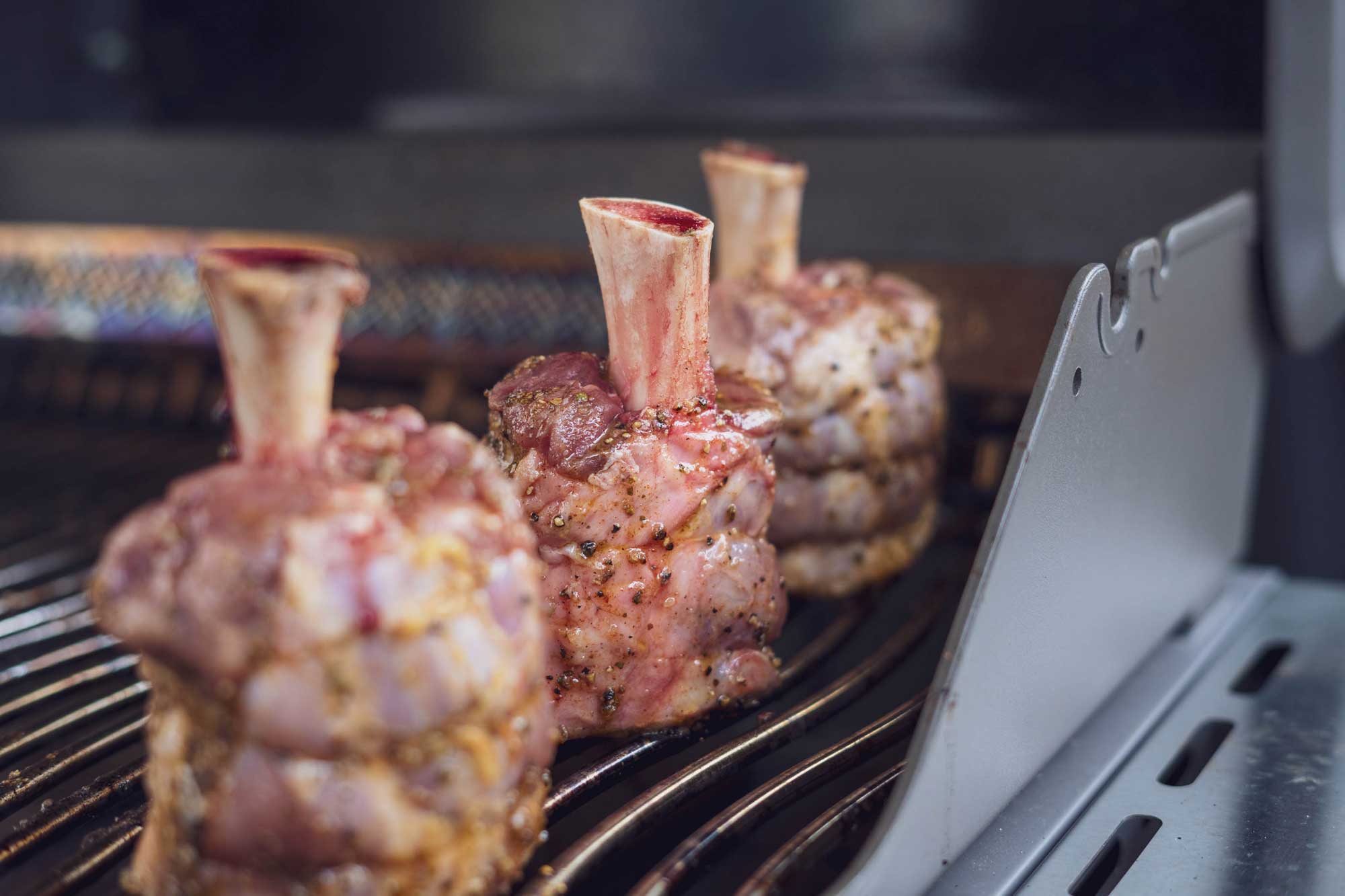 Die Schweinshaxen werden angegrilt