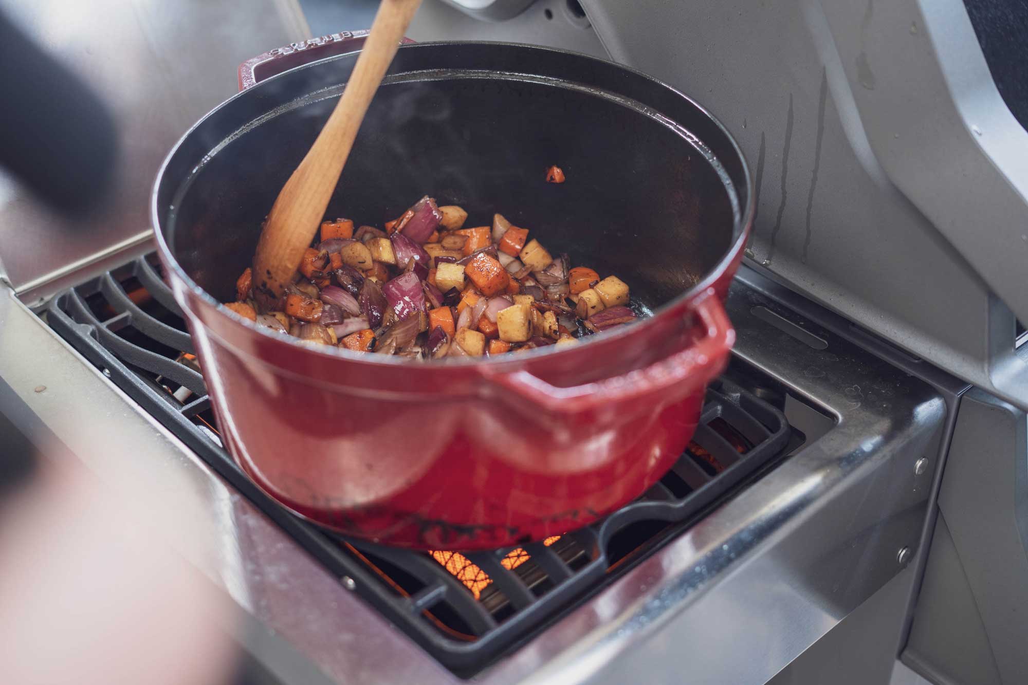 Das Gemüse wird scharf angebraten und mit Rotwein abgelöscht