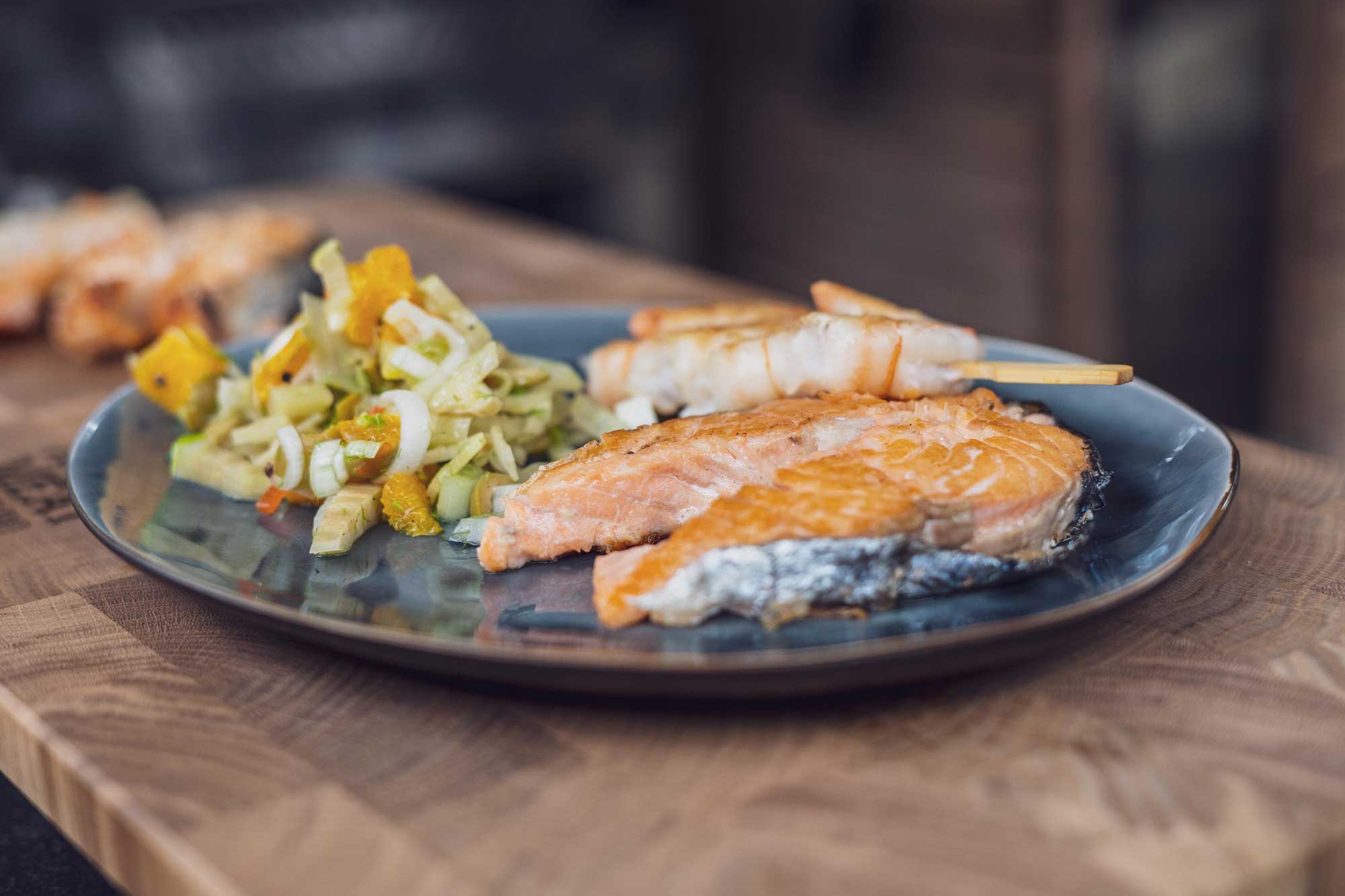 Lachs vom Salzstein mit Fenchel-Orangen-Salat