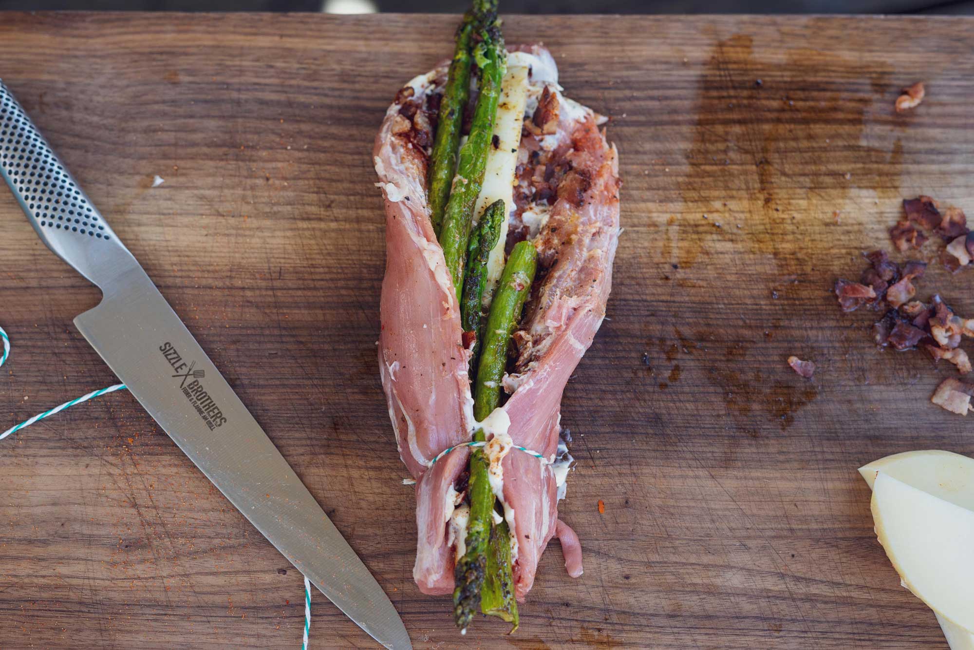 Zusammen mit dem Bacon, Käse und Trüffel Aioli wird der Spargel in das Filet gewickelt