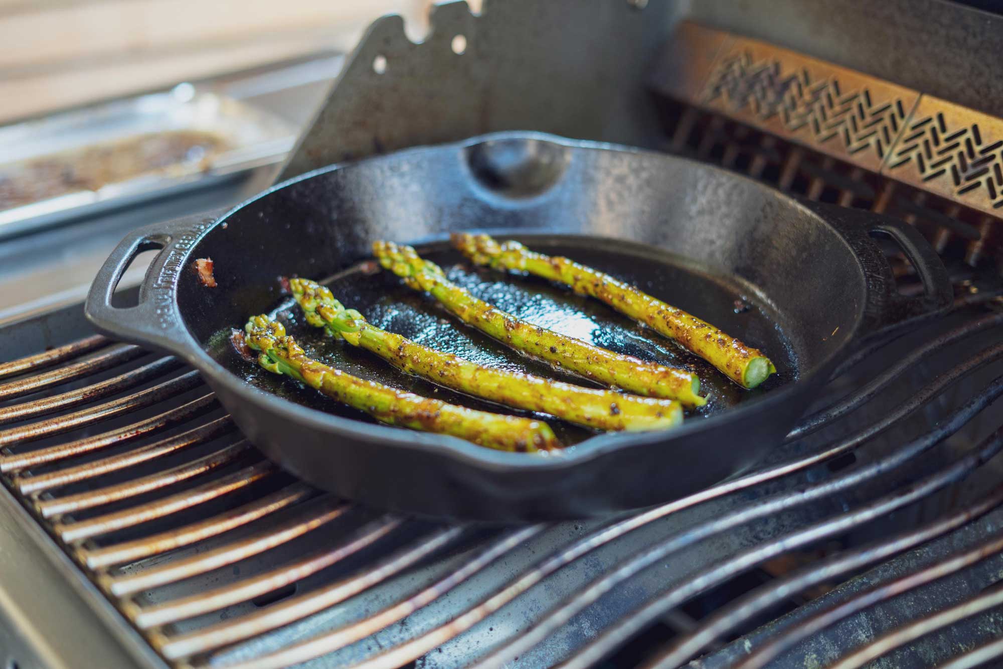 Der Spargel wird kurz mariniert und gebraten