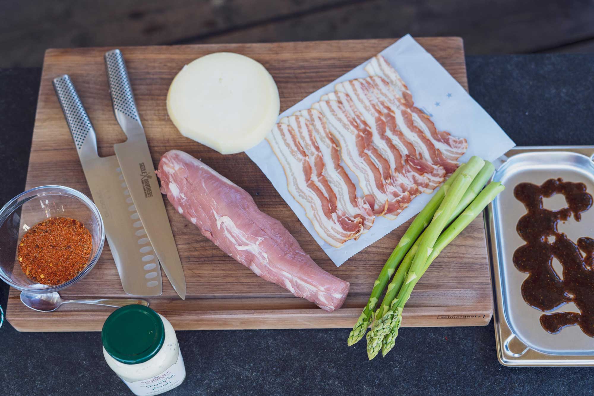 Die Zutaten für das Schweinefilet gefüllt mit grünem, Spargel und Käse