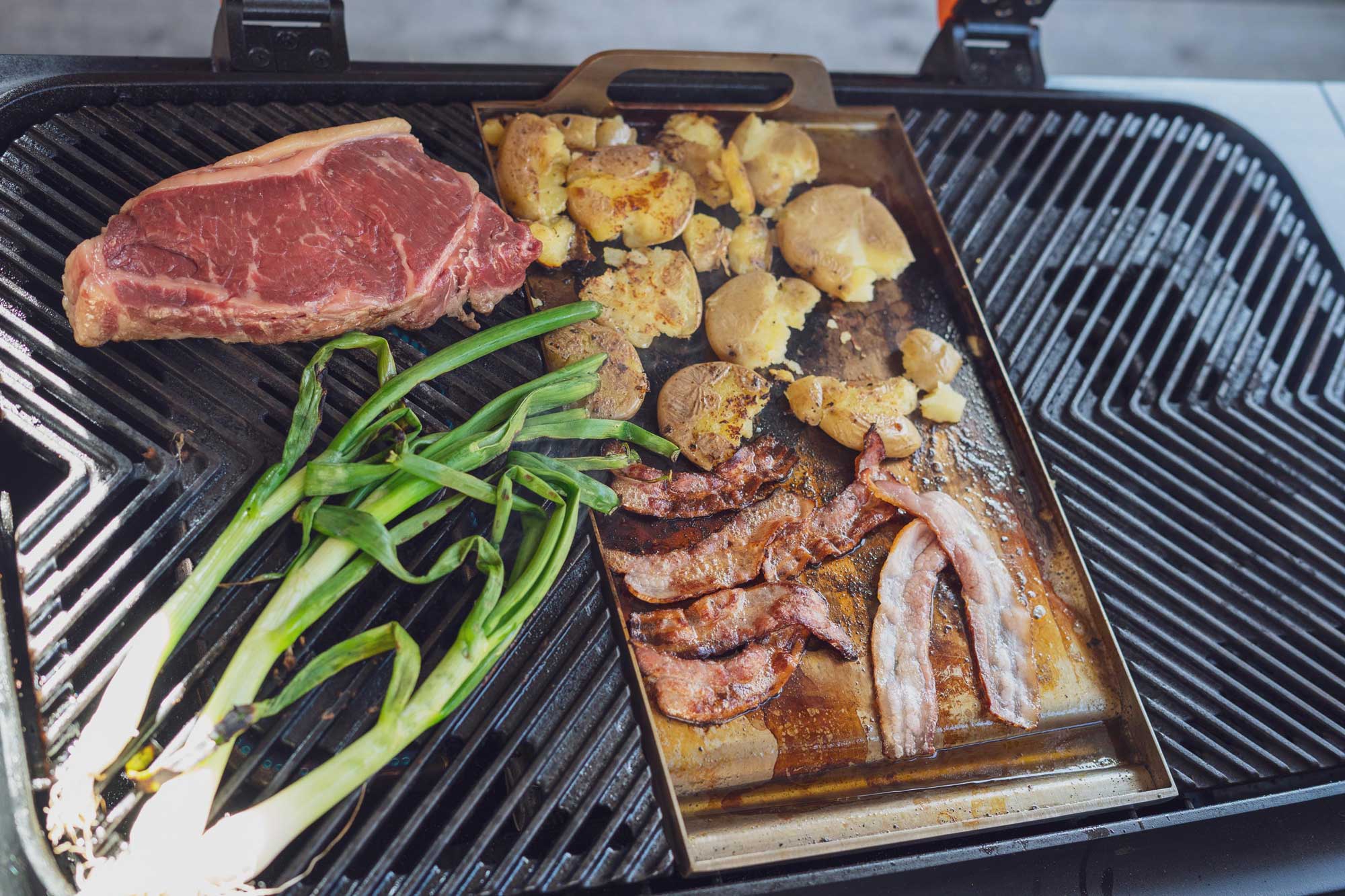 Alles liegt zusammen auf dem Grill