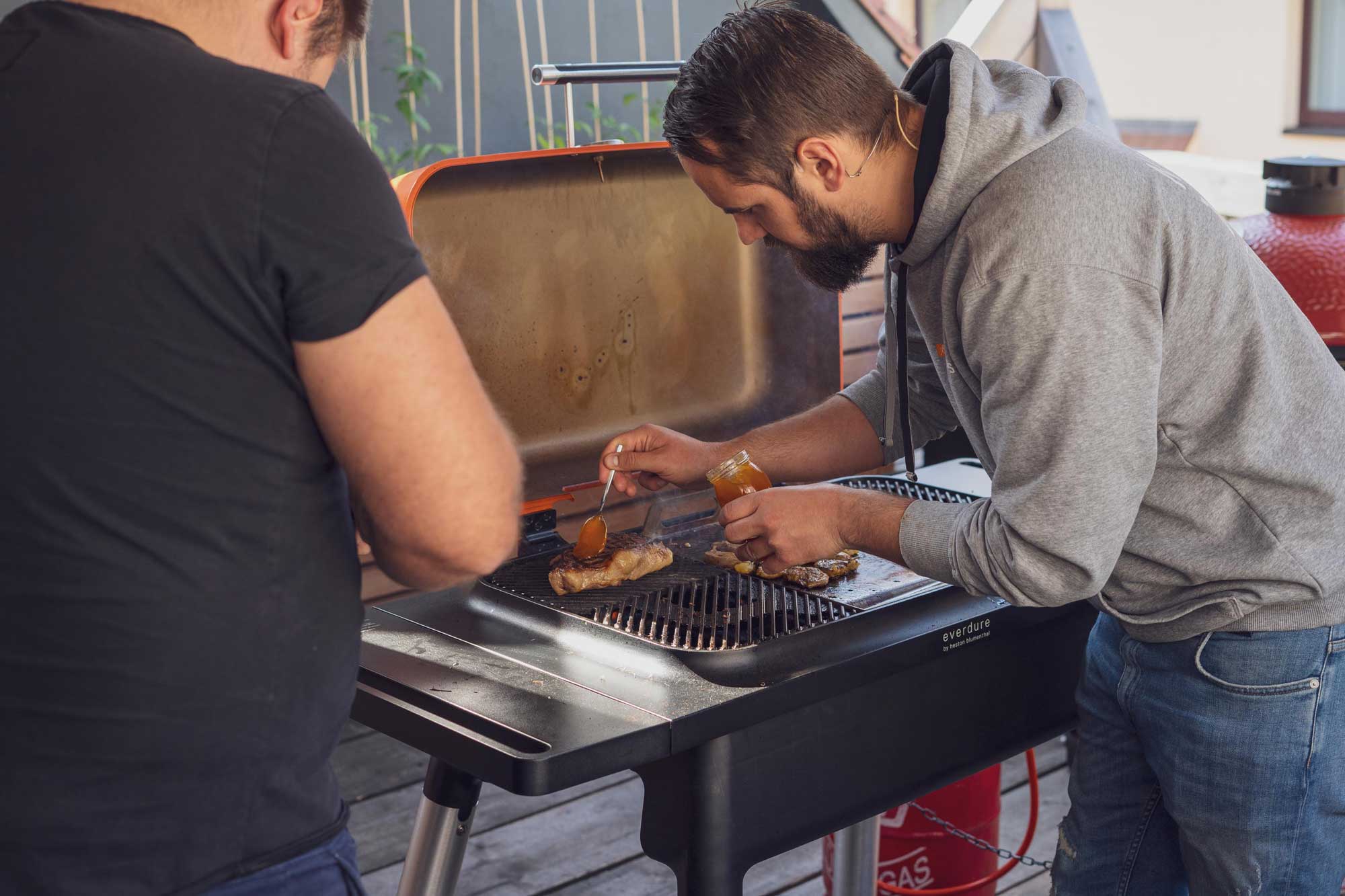 Das Steak wird mit Marmelade eingepinselt