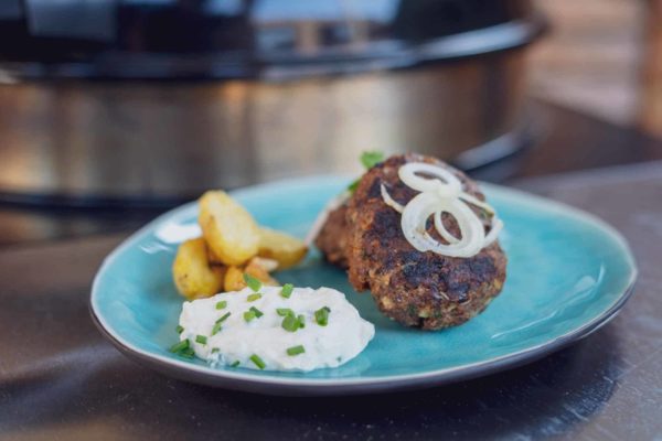 Bifteki Rezept - griechische Frikadellen mit Rosmarin Kartoffeln