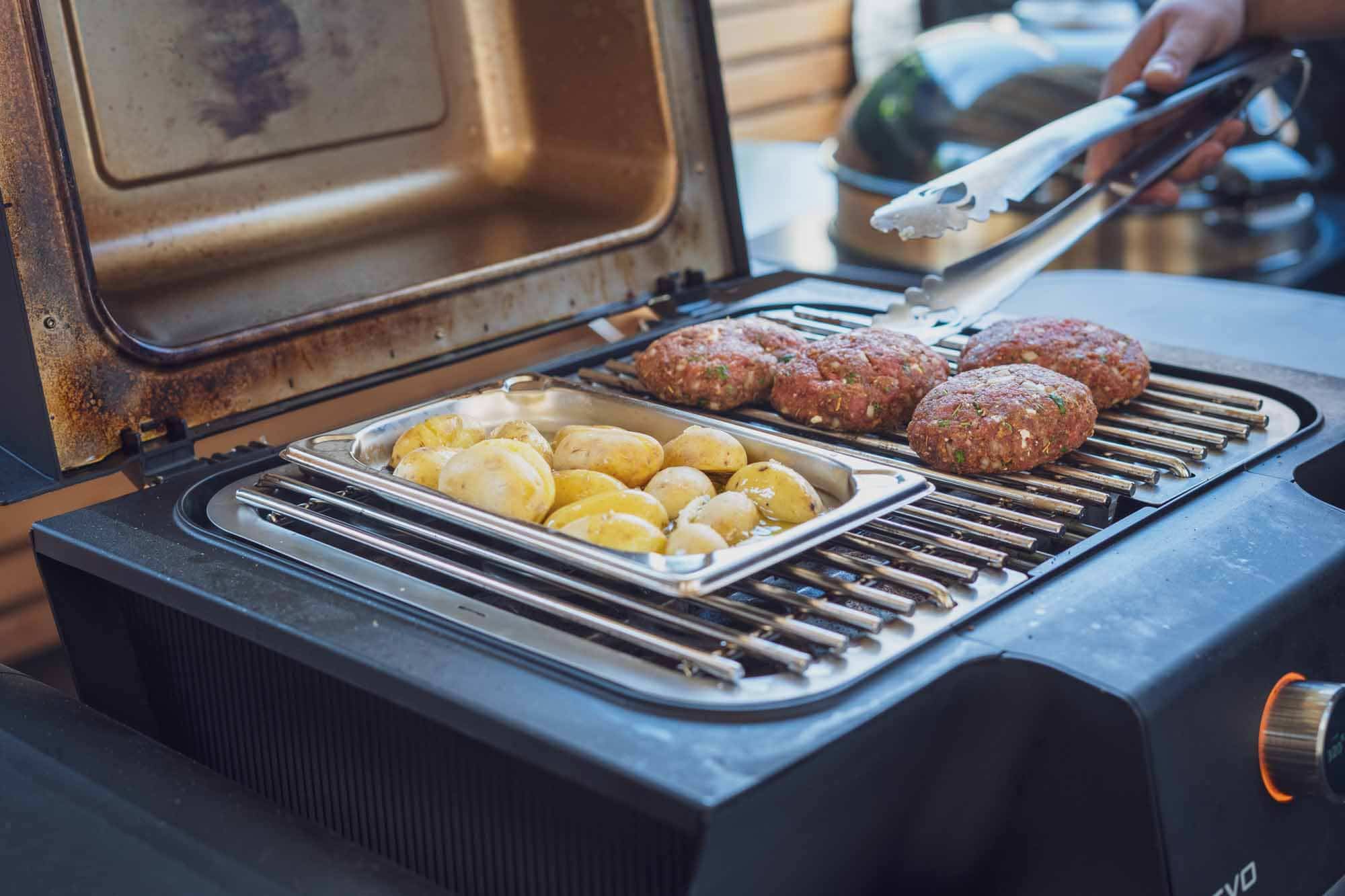Während die Kartoffeln im Öl backen werden die Bifteki gegrillt