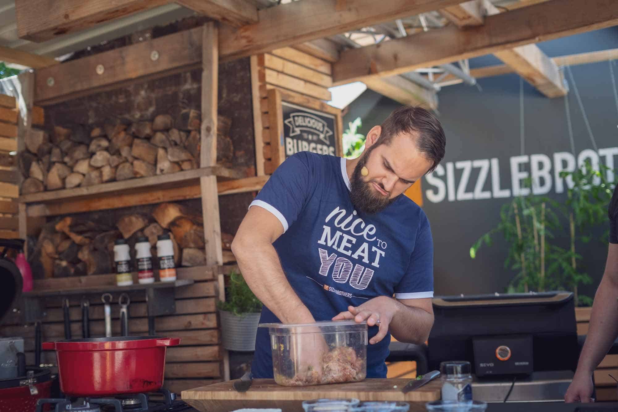 Das Hackfleisch gut mit allen Zutaten vermengen