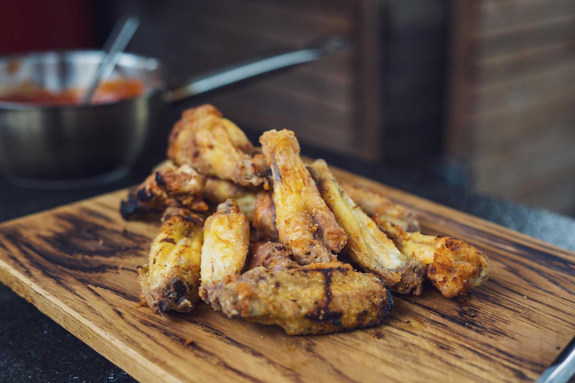 Chicken Wings auf einem Brett