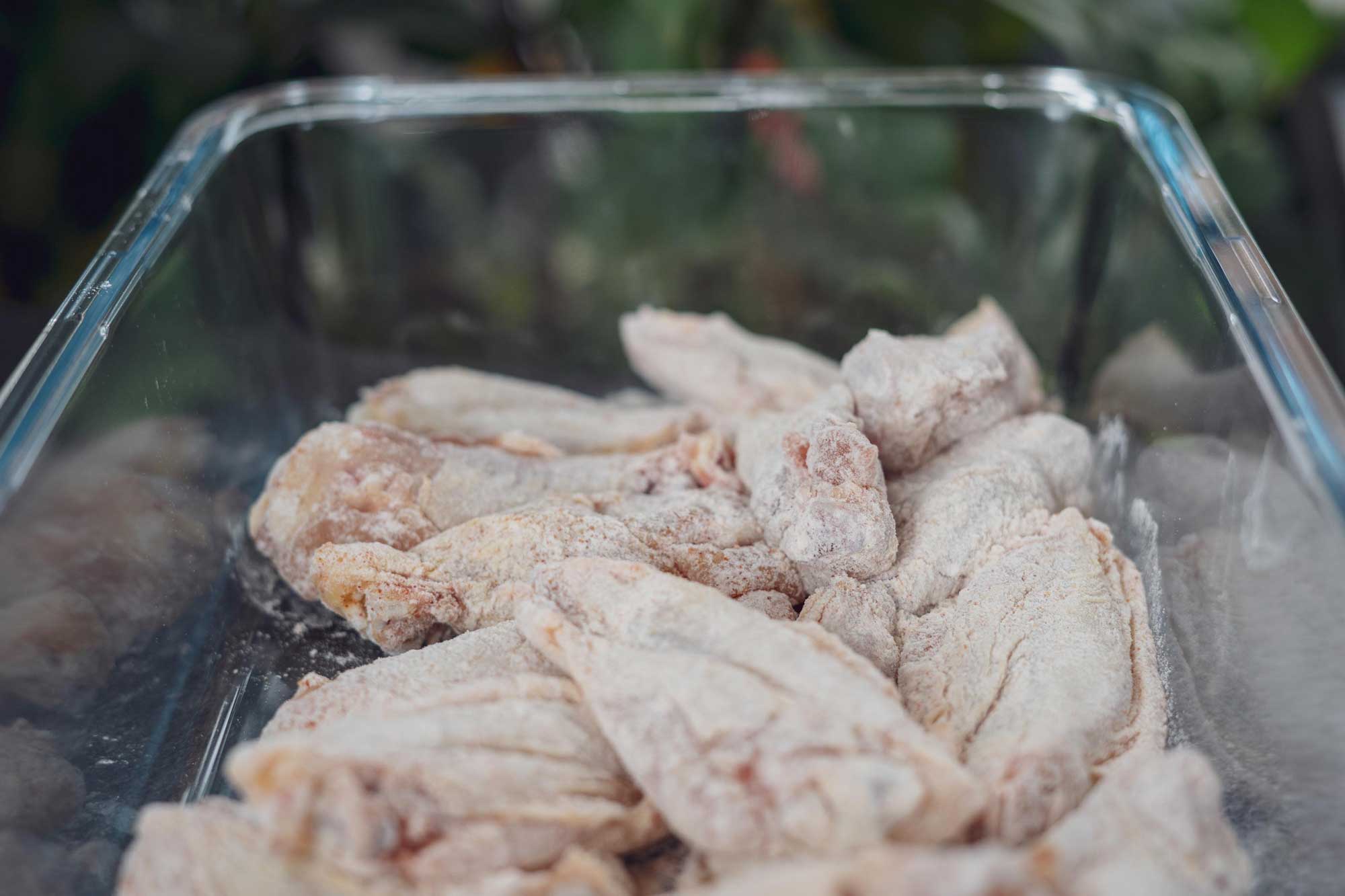 Die mehlierten Chicken Wings kommen gleich ins heiße Öl