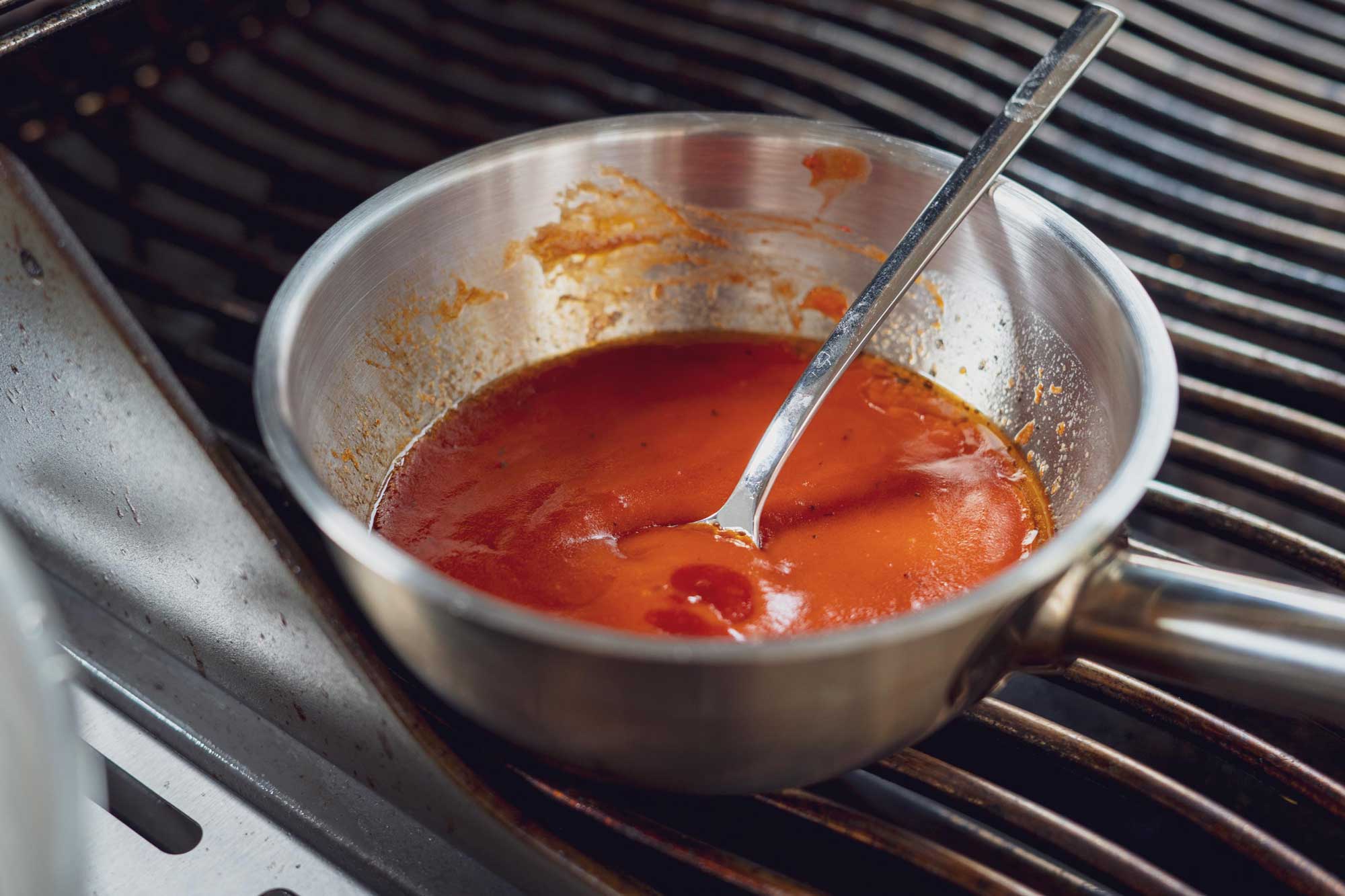 In dieser leckeren Chilisauce werden die Wings gleich eingetunkt