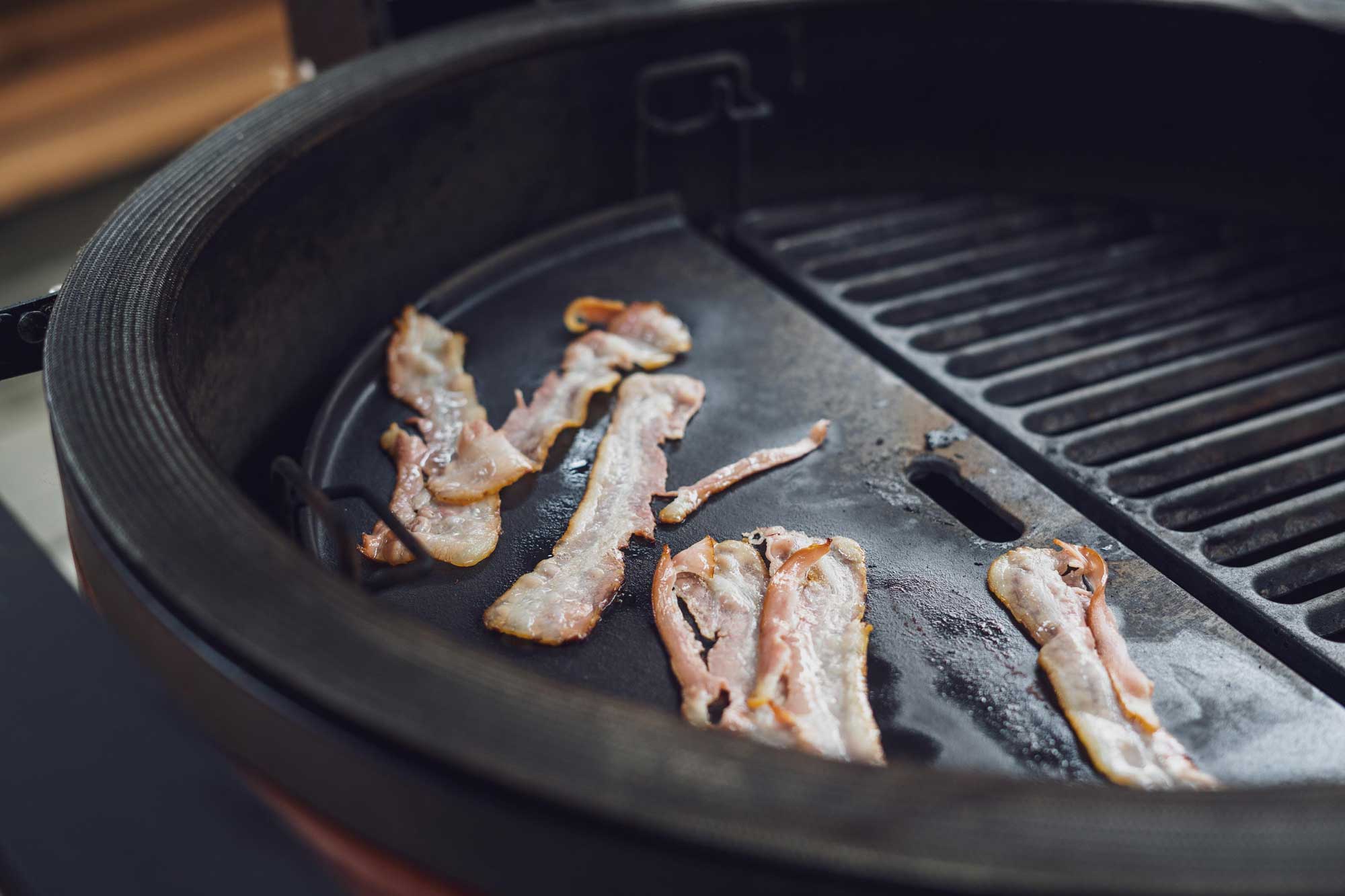 Der Bacon wird gegrillt