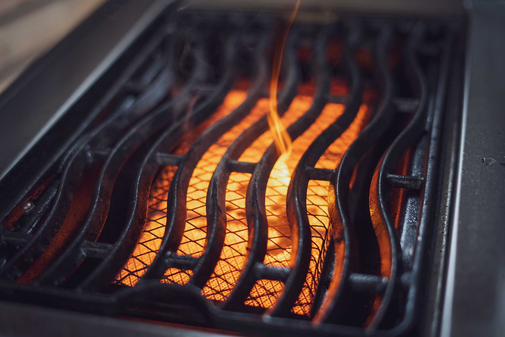 In die Sizzle Zone getropftes Fett sollte ordentlich abbrennen, damit sie nicht verstopft