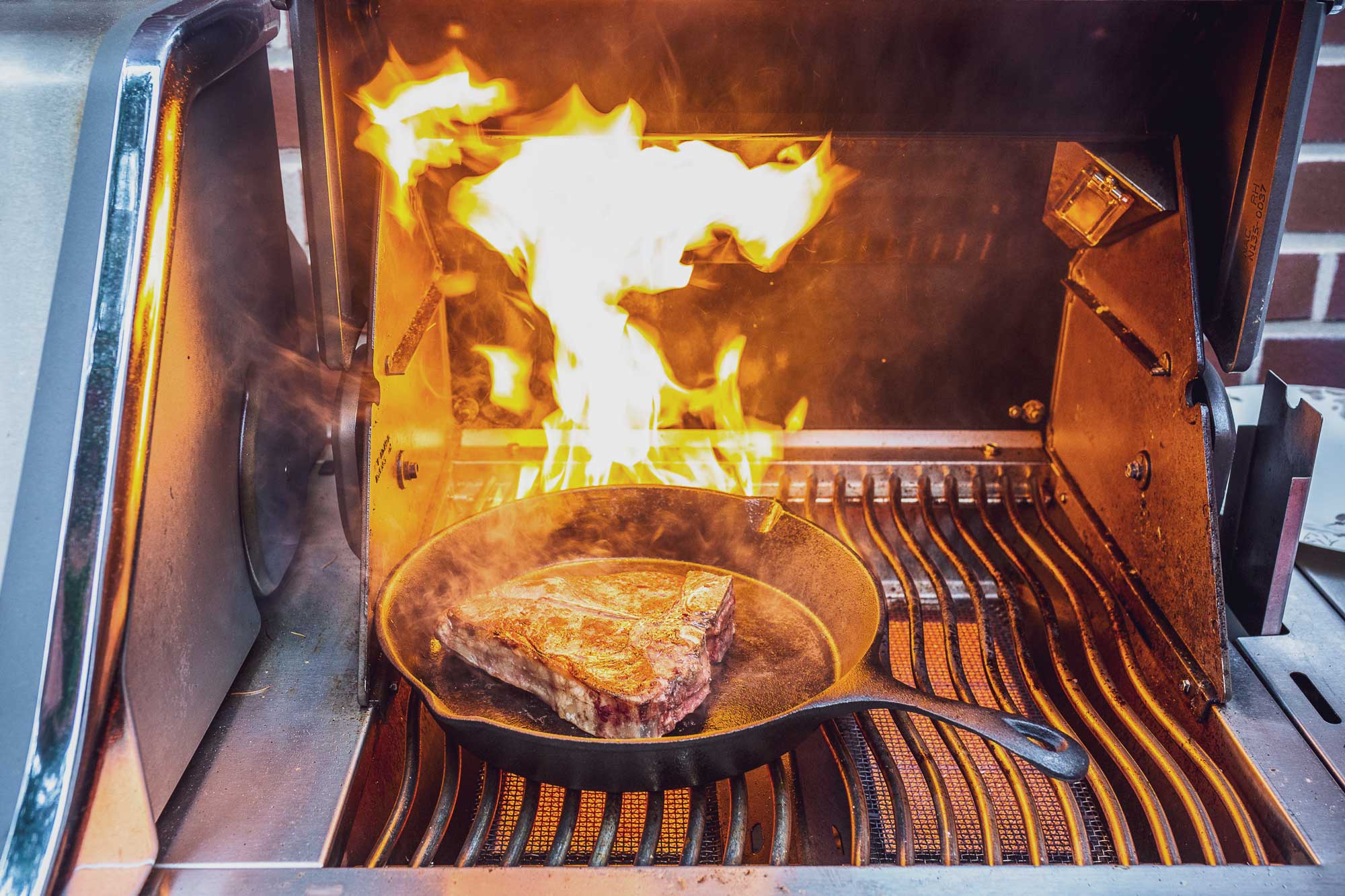 Auch in einer Pfanne kannst du auf der Sizzle Zone ordentlich grillen