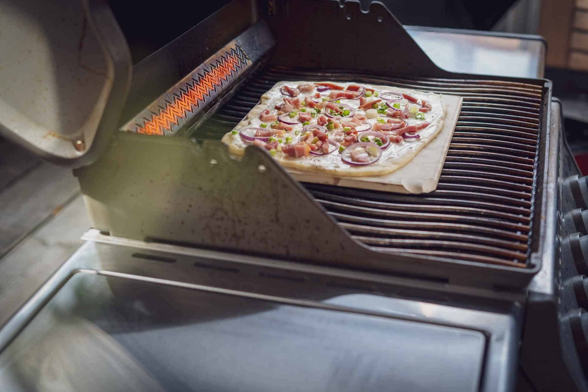 Der Flammkuchen vom Gasgrill wird genial