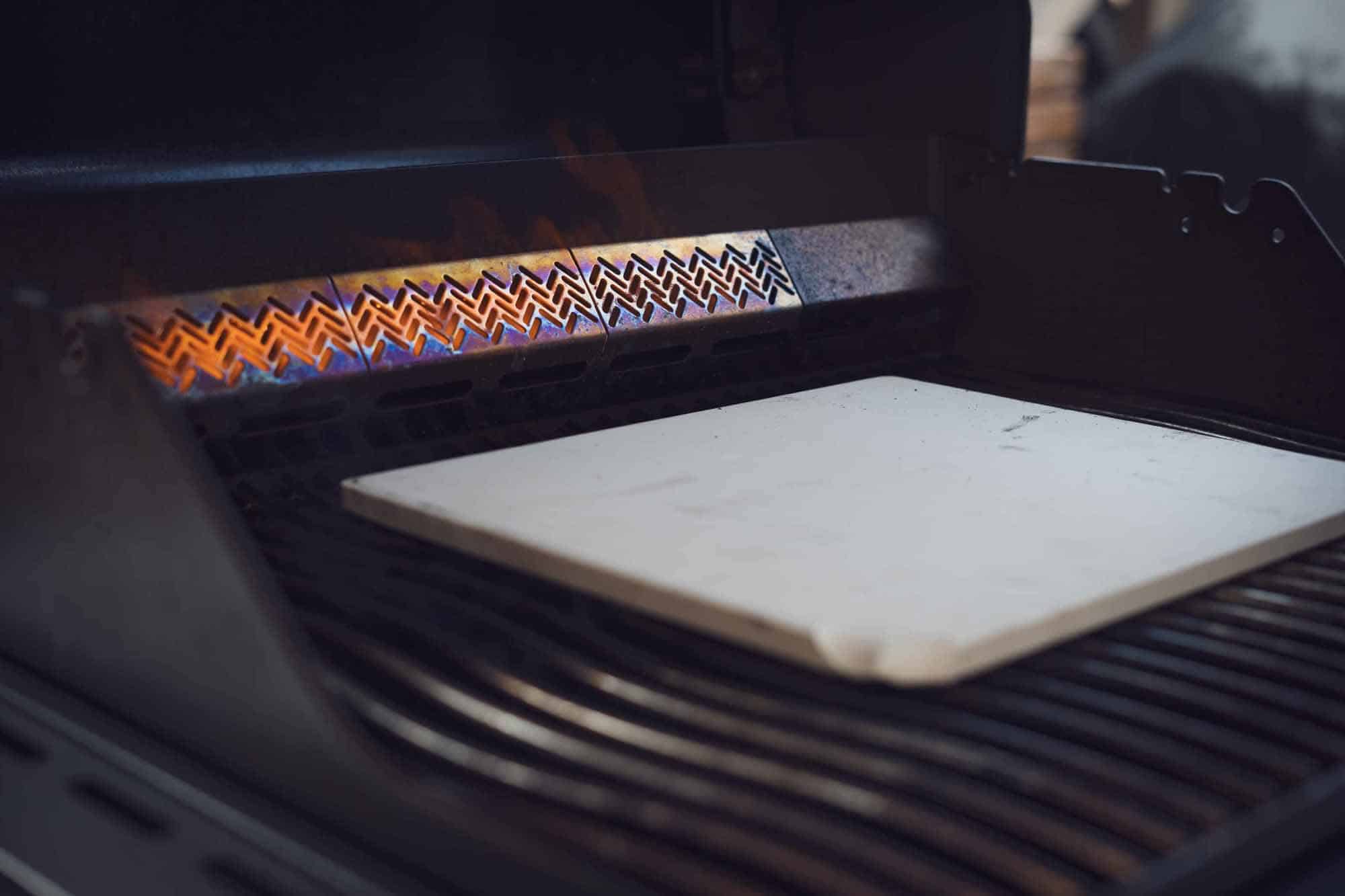 Der Pizzastein auf dem Gasgrill