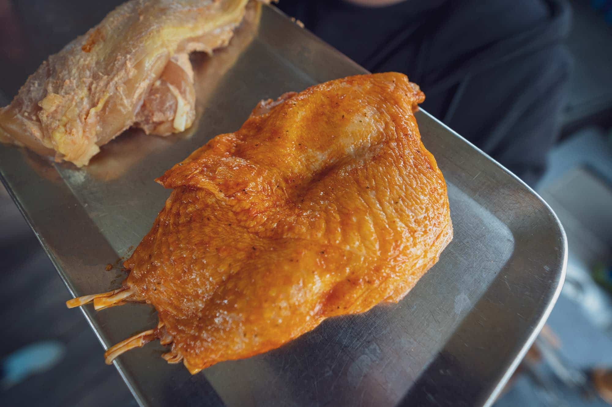 Qualitativ hochwertiges Hähnchenfleisch auf einem Brett