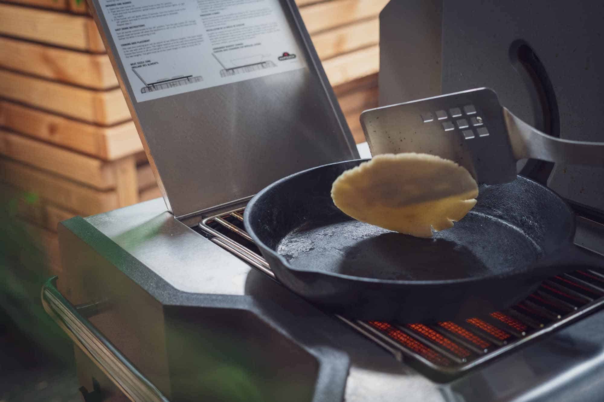 In einer Gusspfanne oder auf dem Pizzastein backen