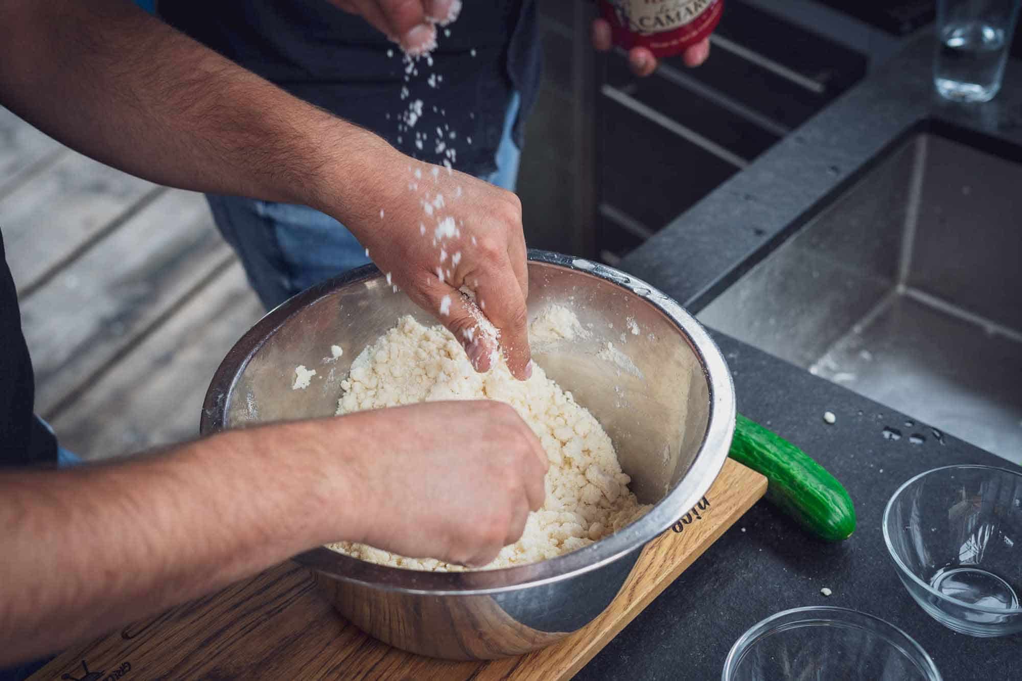 Den Teig gut kneten und mit ausreichend Wasser vermengen