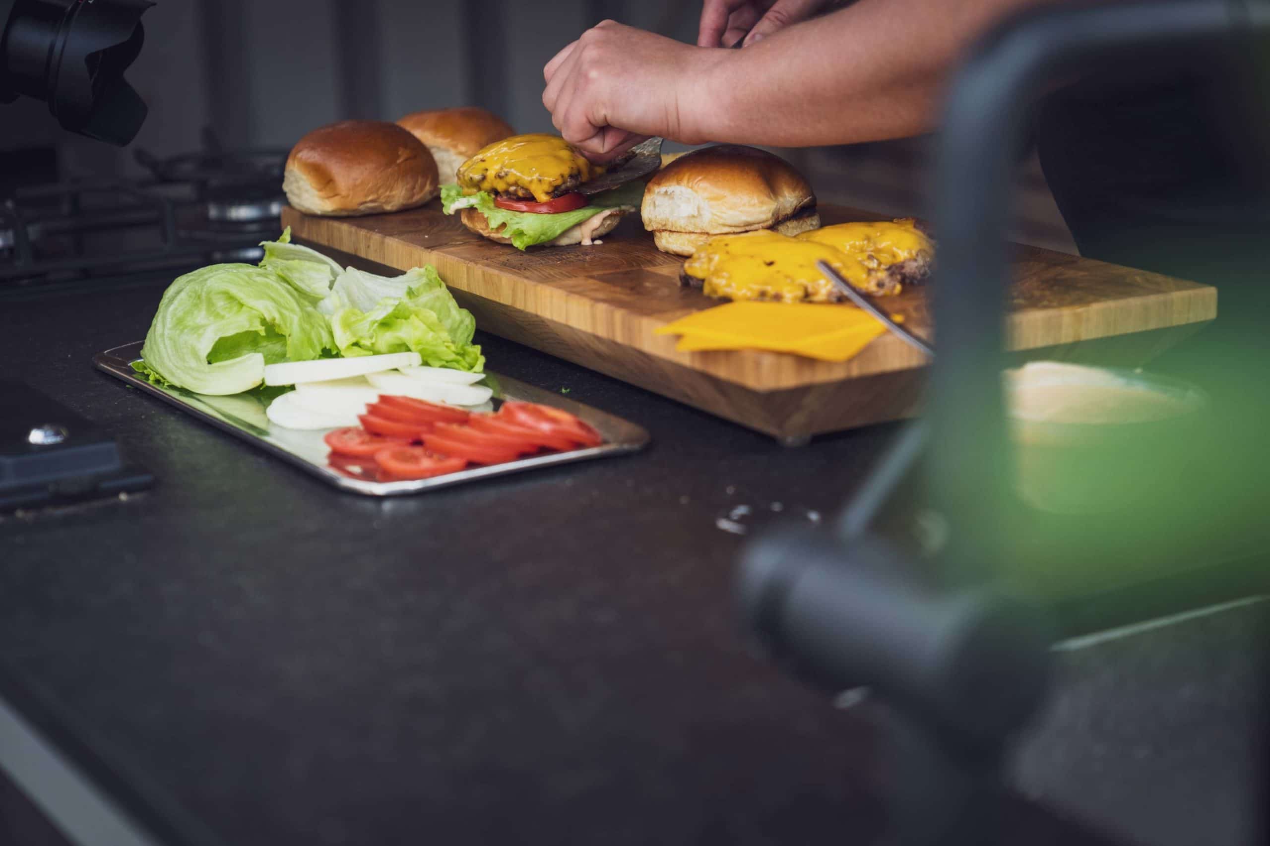 Frischen Zutaten für den In-N-Out Burger