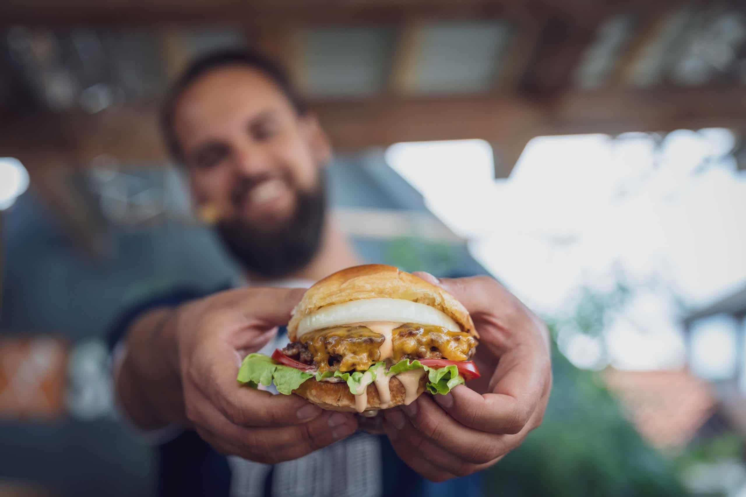 Hannes freut sich über den Burger