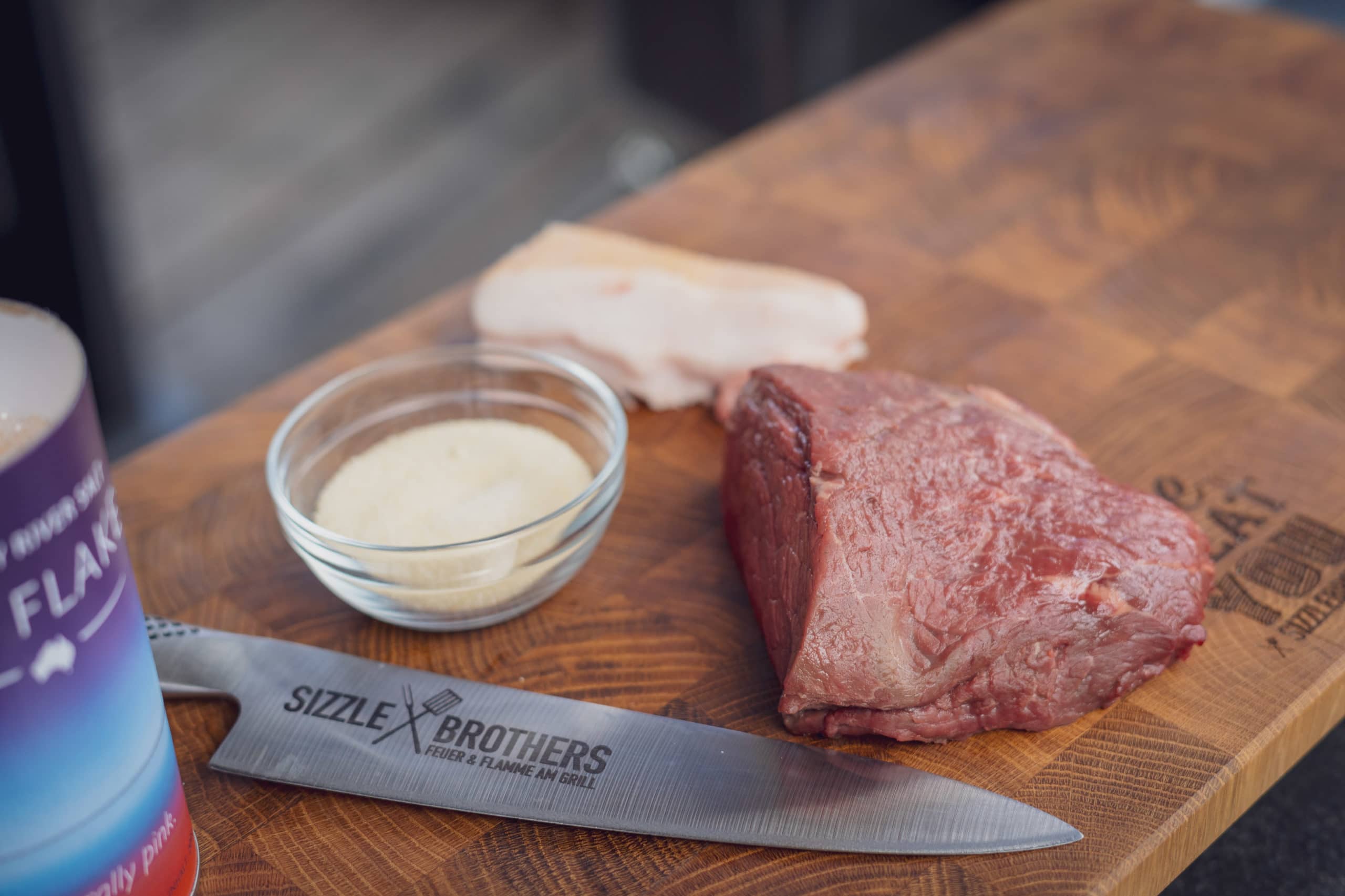 Das Hüftsteak zusammen mit dem Fett und der Gelatine durch den Wolf drehen