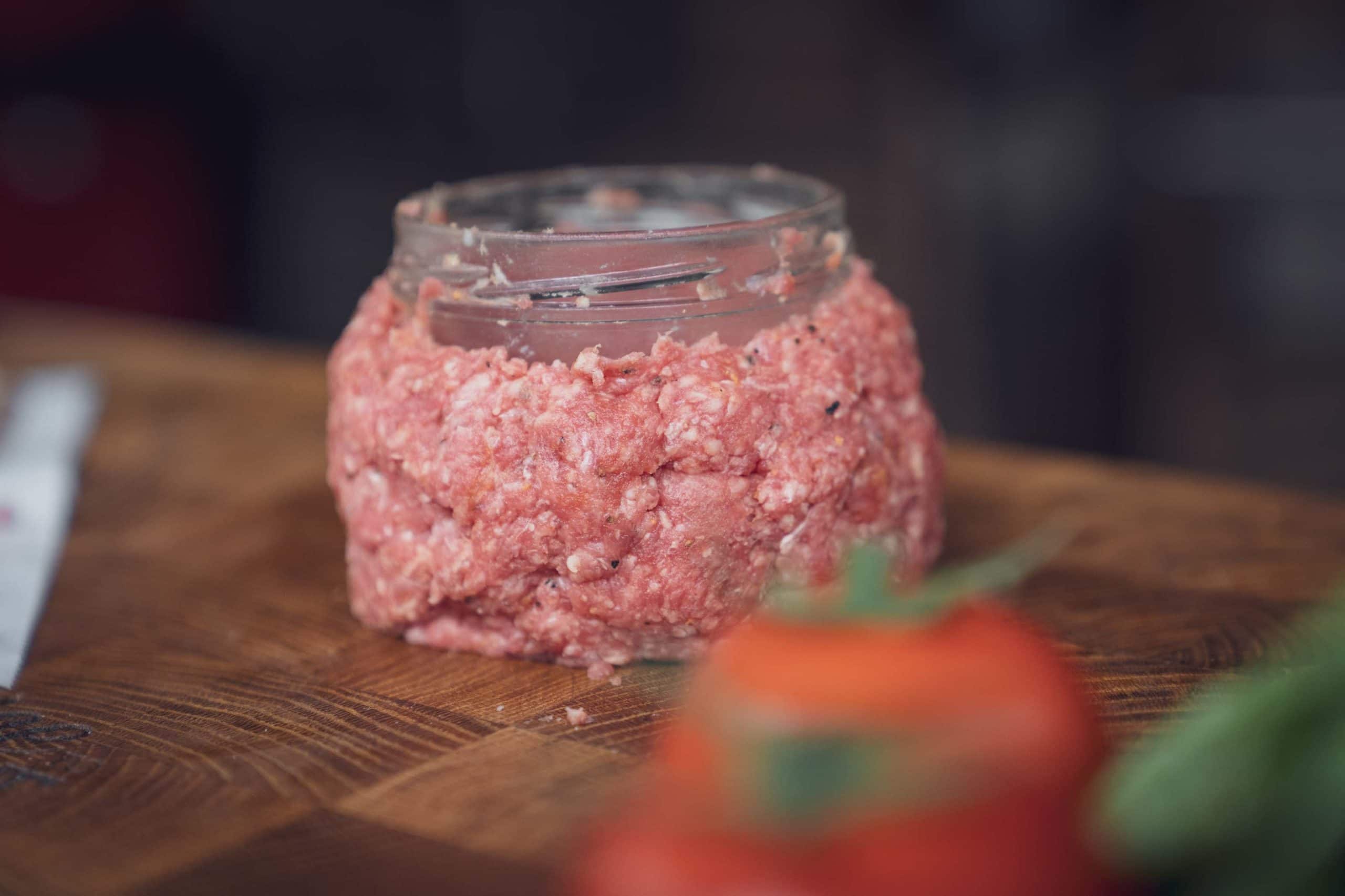 Danach das Hackfleisch gewürzt, geknetet und geformt