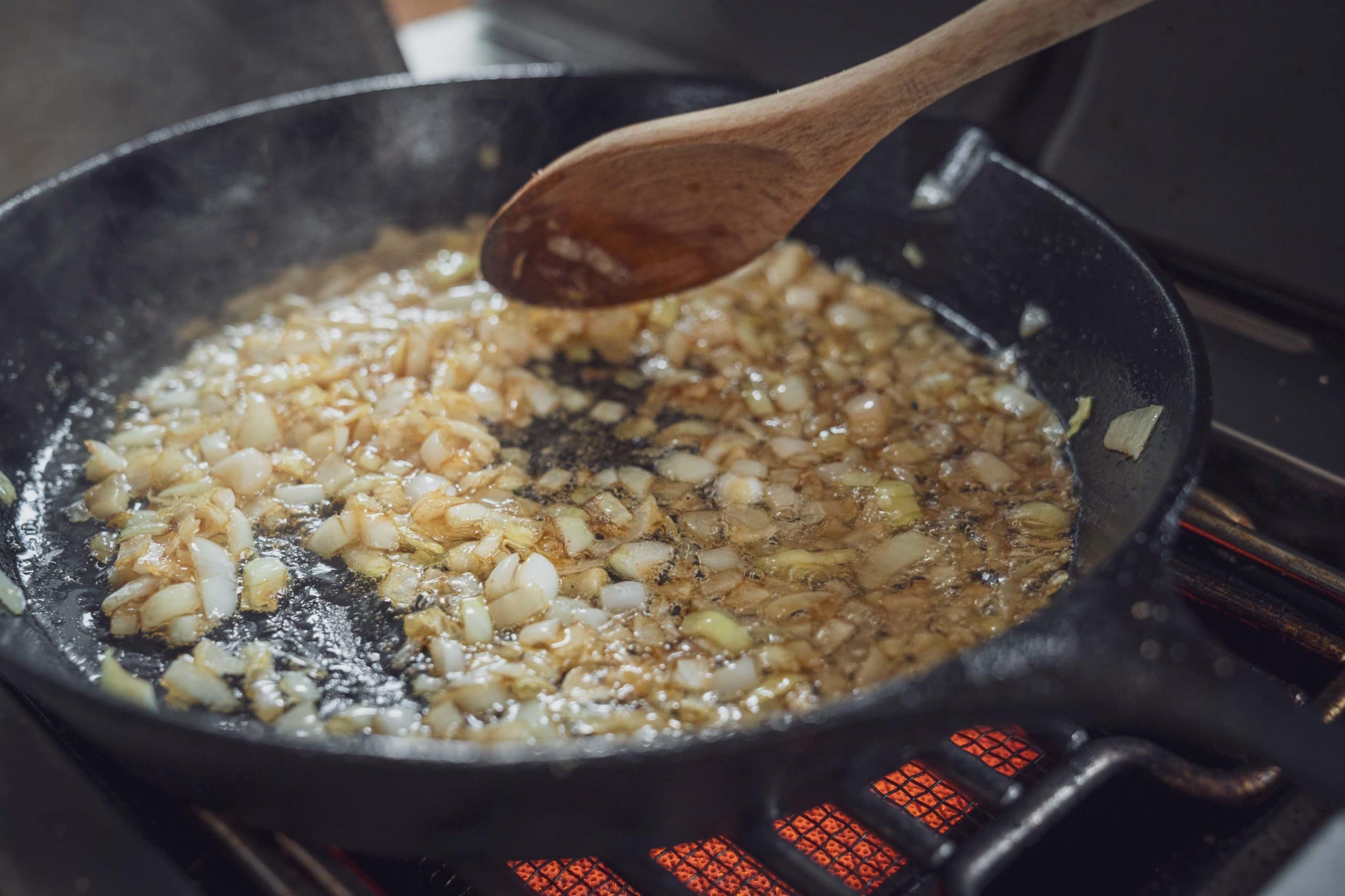 Zuerst werden die Rum Zwiebeln zubereitet