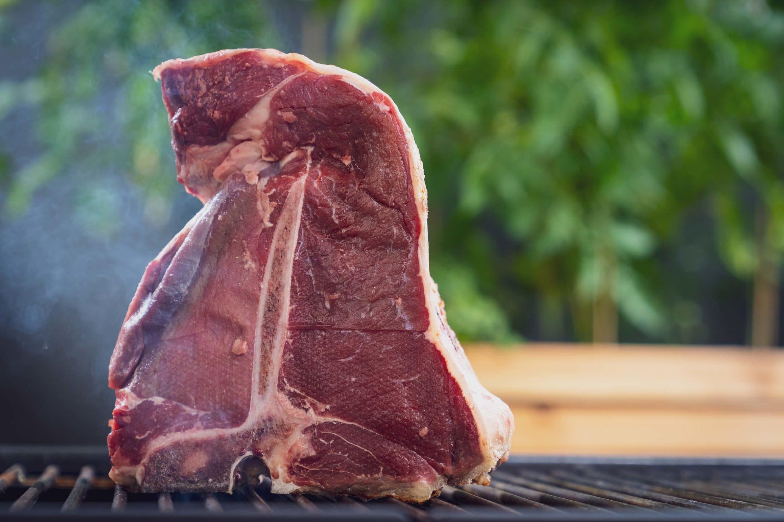 Zuerst wird es auf dem Knochen 10 Minuten lang gegrillt