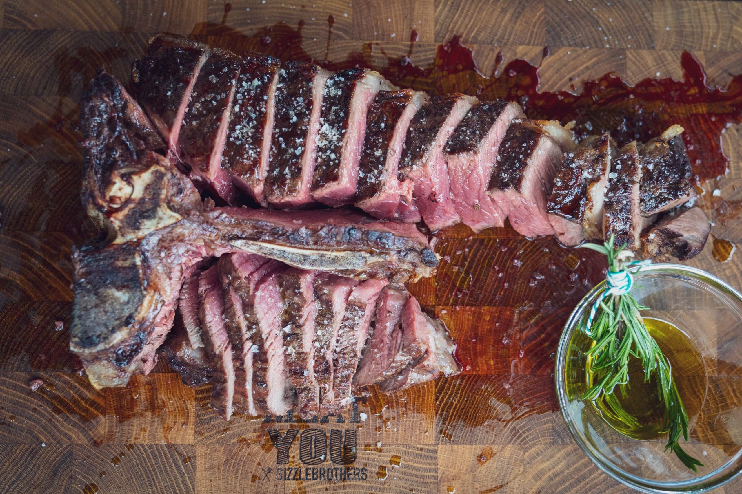 Fertig aufgeschnitten ist das rare gegrillte Bistecca alla Fiorentina