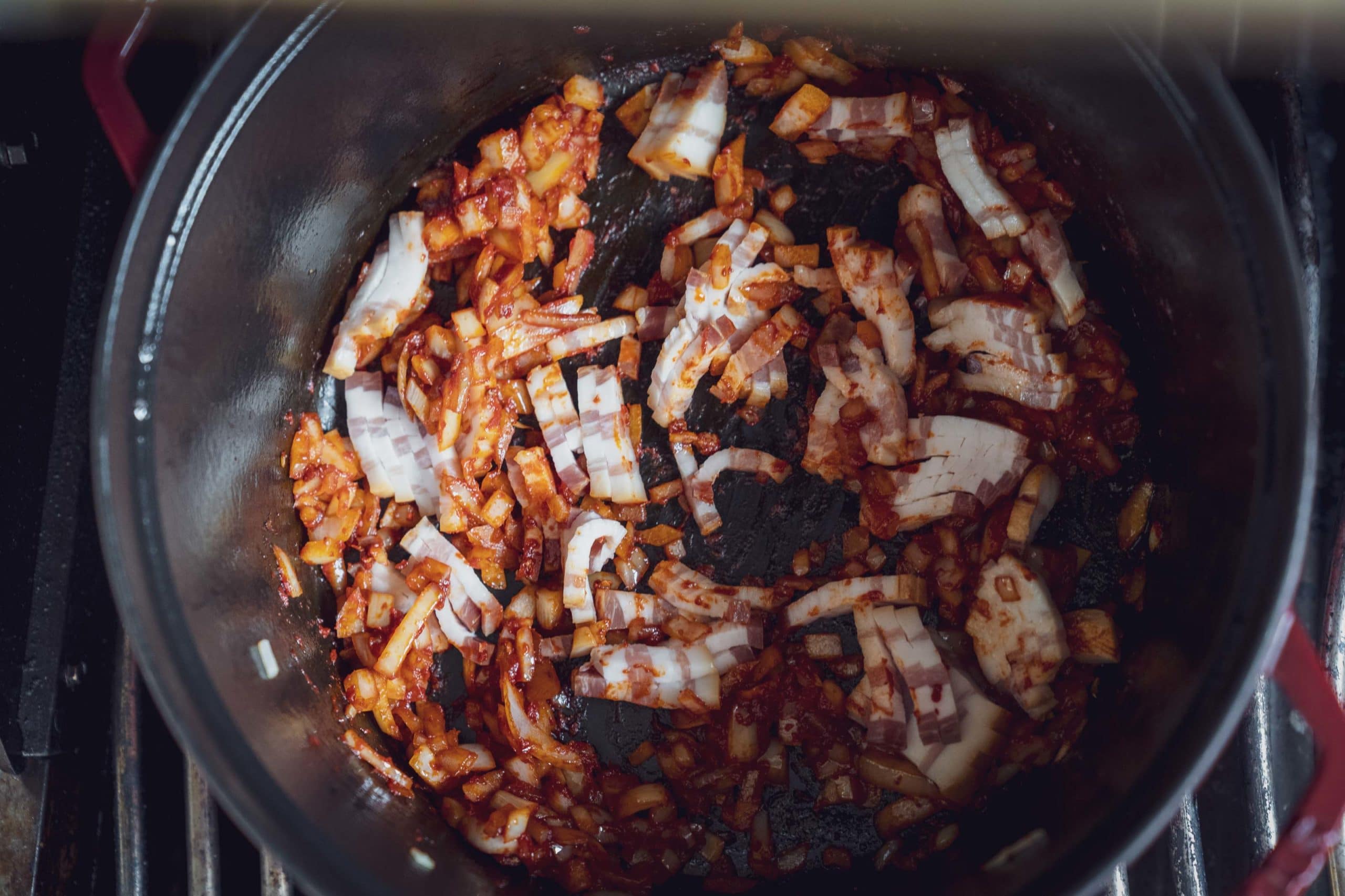 Dazu kommen Bacon, Tomatenmark, Knoblauch und Co