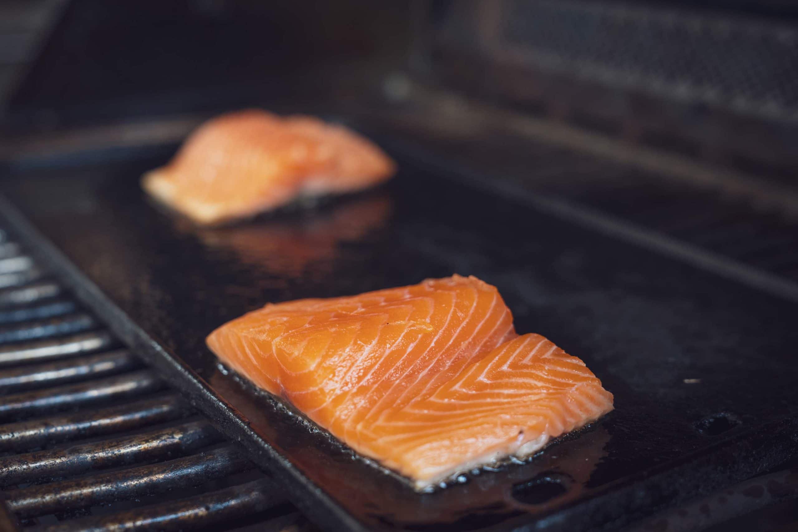 Lachs wird auf Plancha gebraten