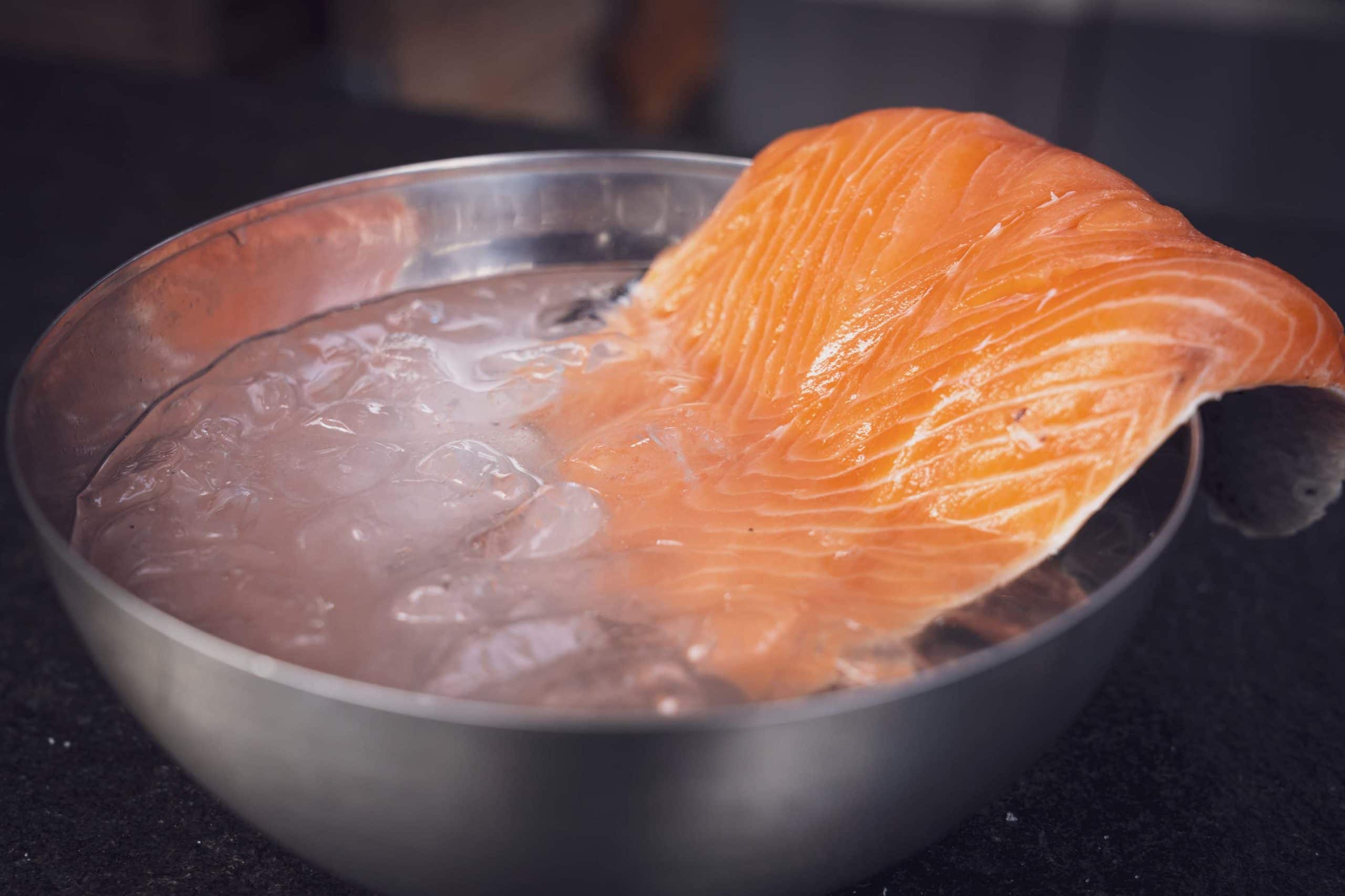 Im Eiswasser werden Salz und Zucker vom Lachs abgespült